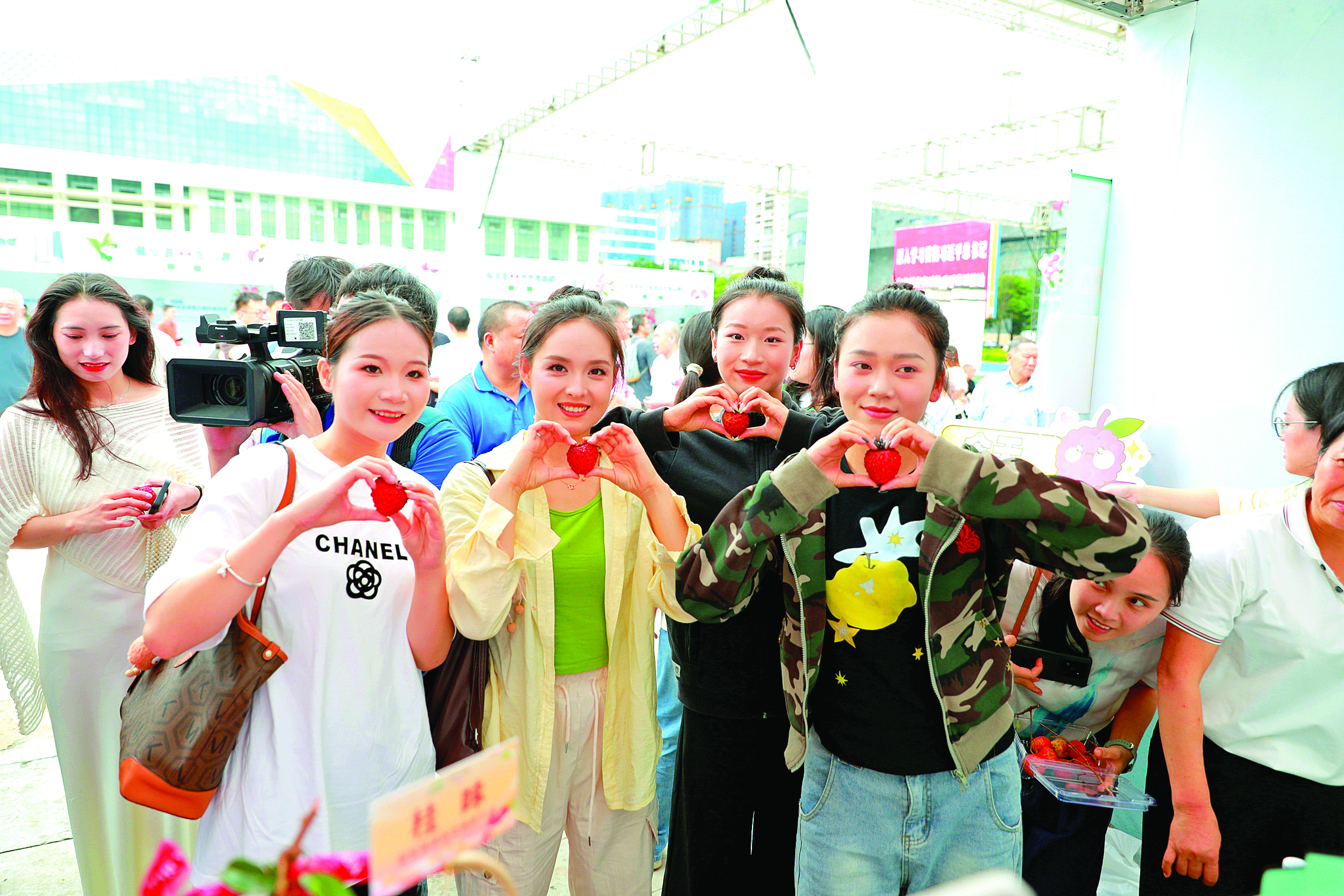     兴义市当地群众点赞罗浮山荔枝。博罗宣提供