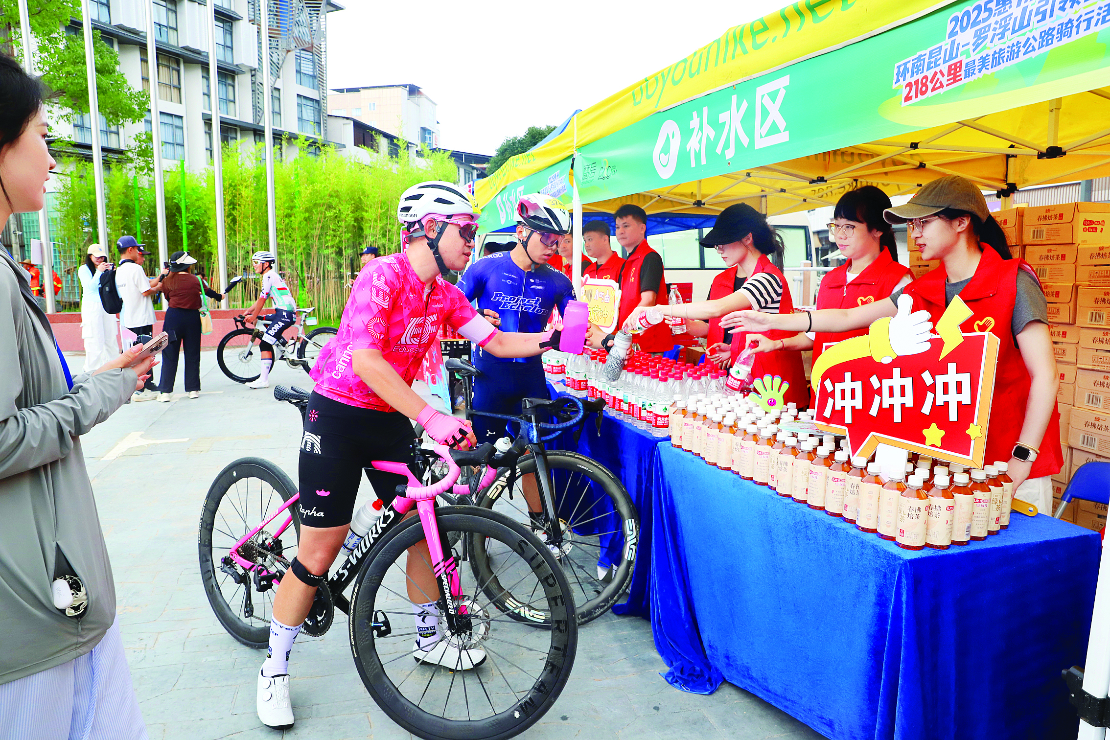     骑友在南昆山补给点补充能量。惠州日报记者钟畅新 摄