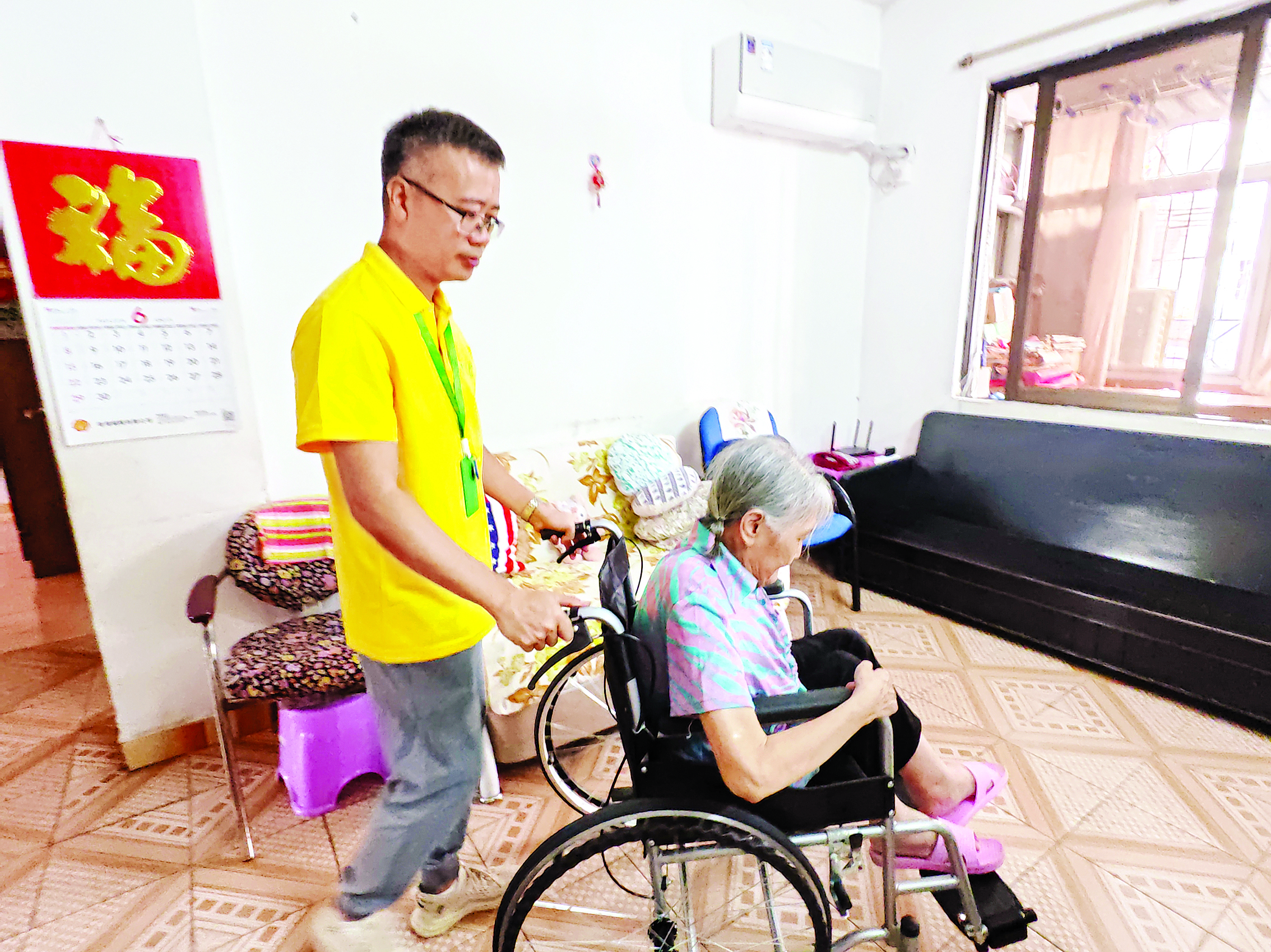     工作人员为服务对象配送轮椅。