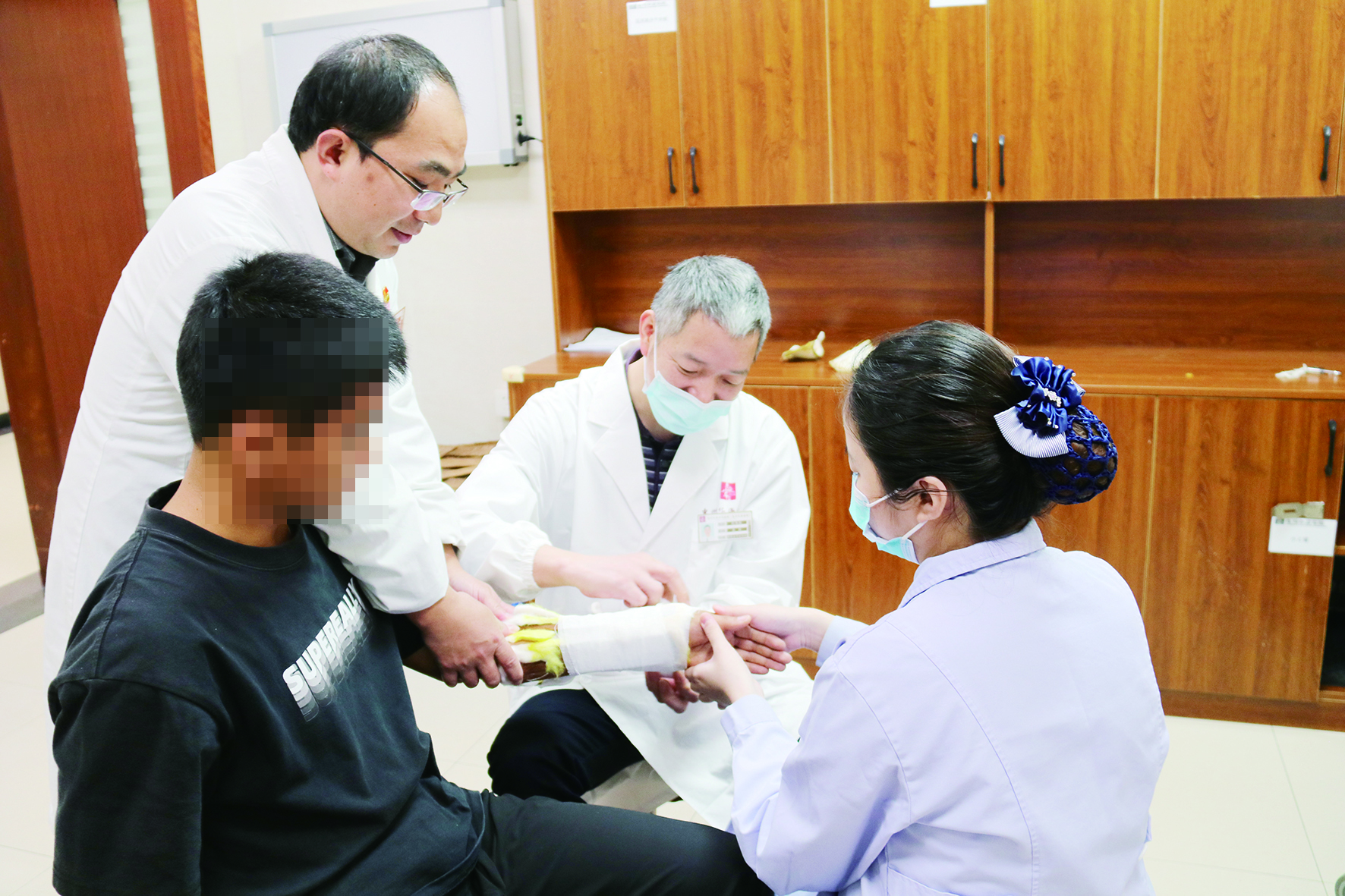     用中医手法复位为患者治疗。