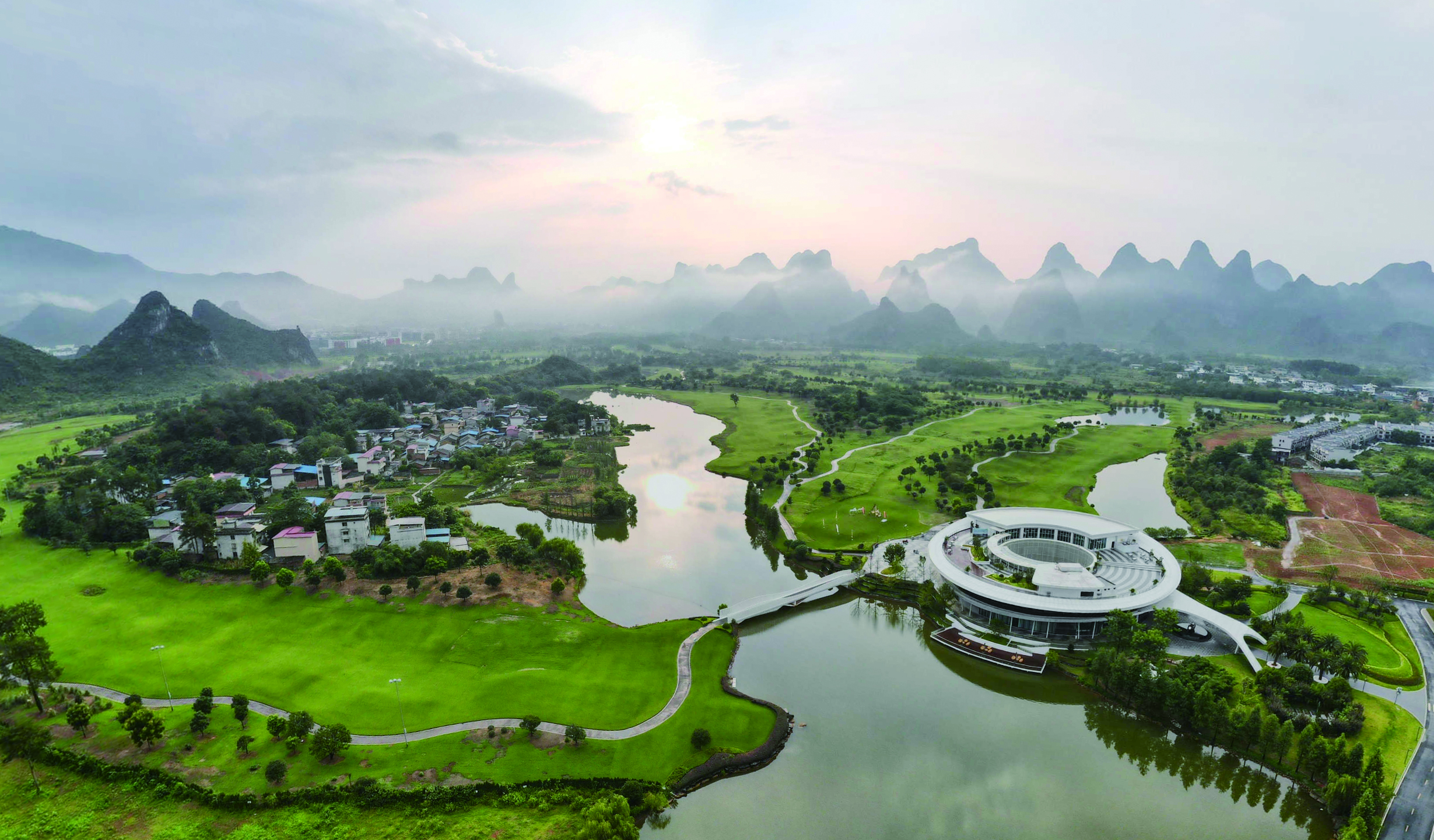     桂海晴岚的喀斯特峰林。