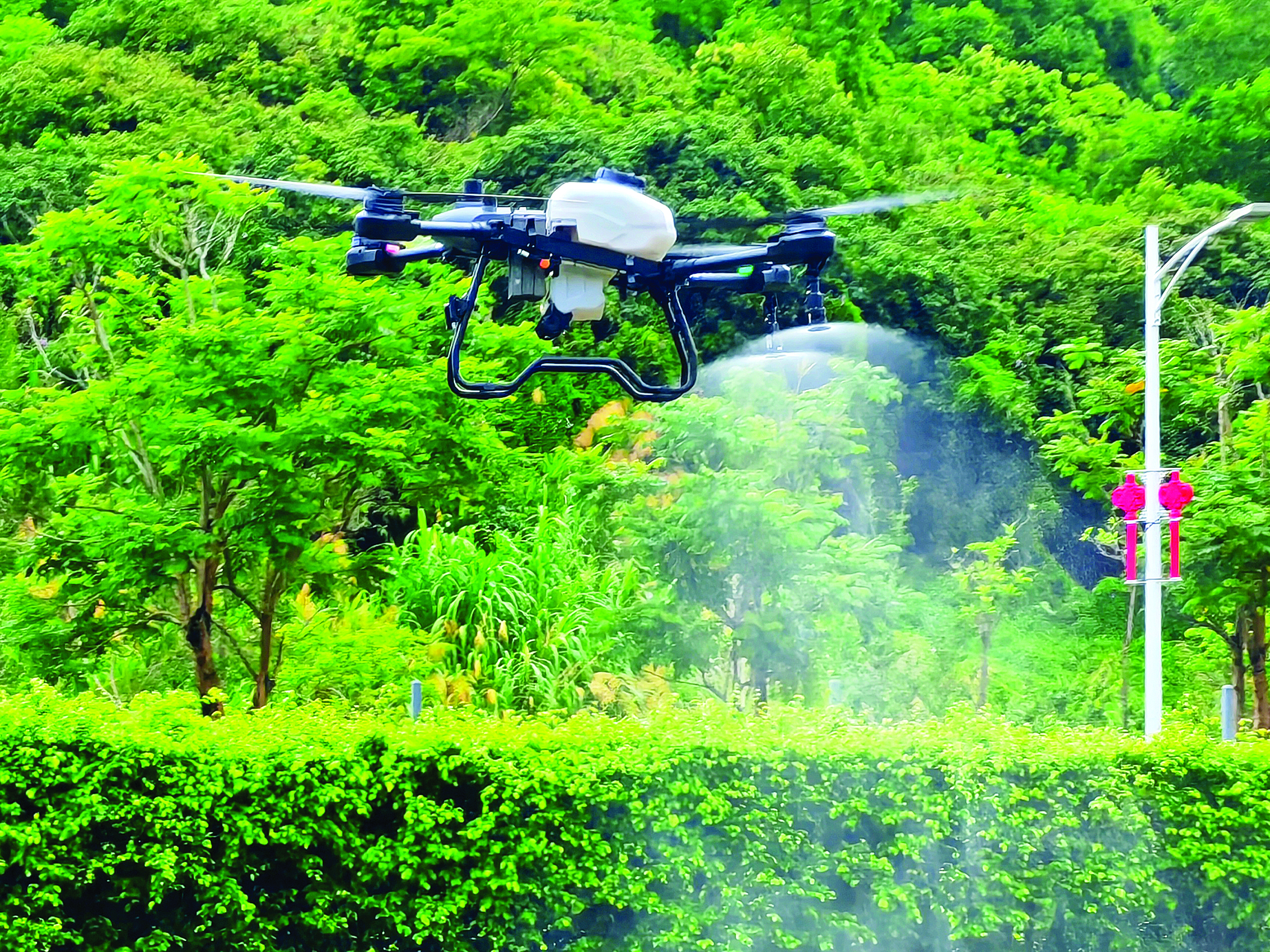     “Q100”农业无人机在进行演示。新华社发