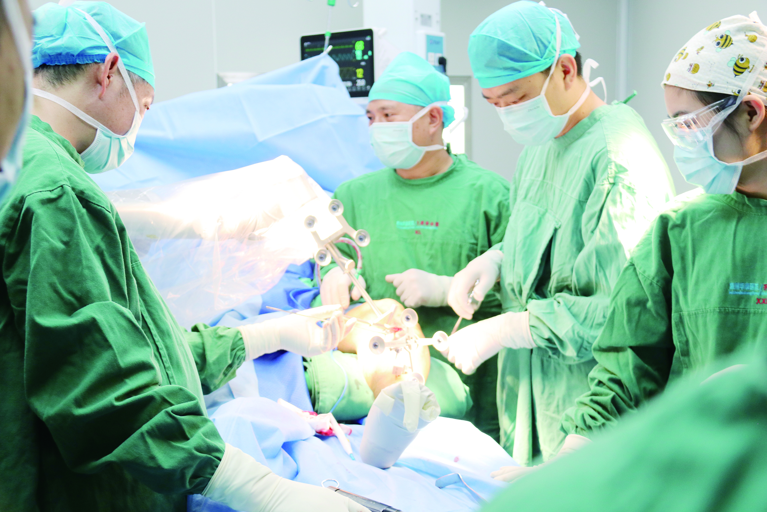     刘海亮团队主持天玑骨科机器人手术。
