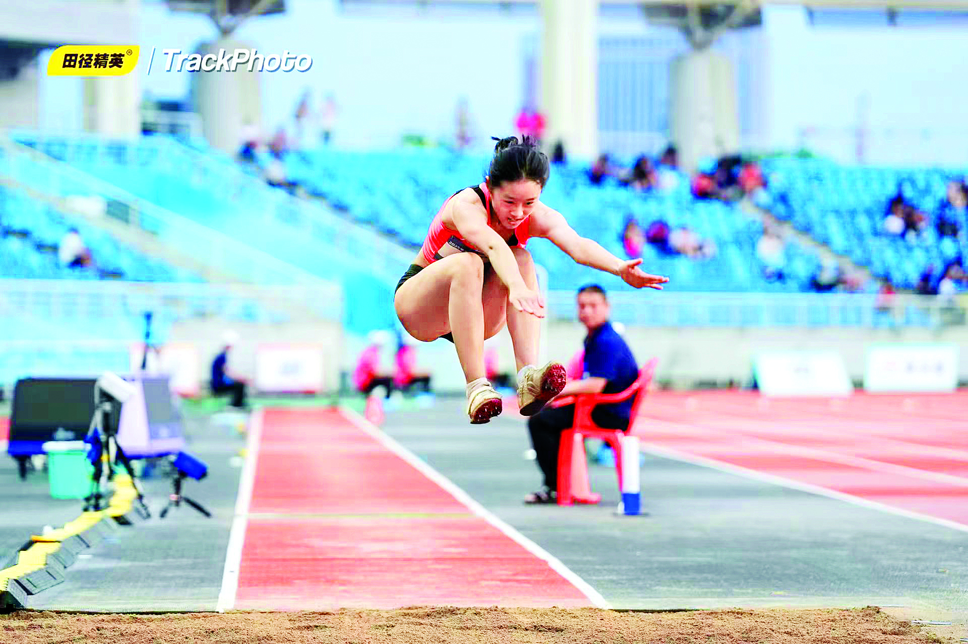     邹丽君在赛场奋力一跳。