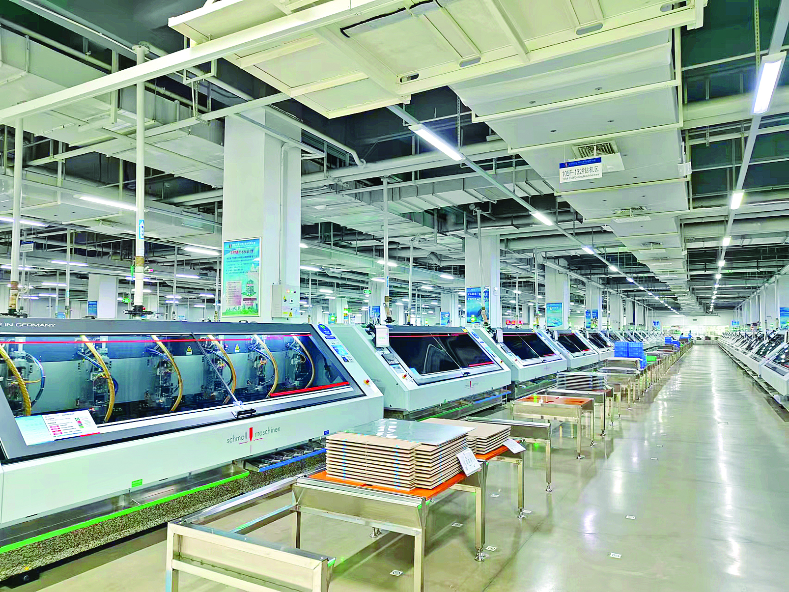     胜宏科技生产PCB板的自动化车间。