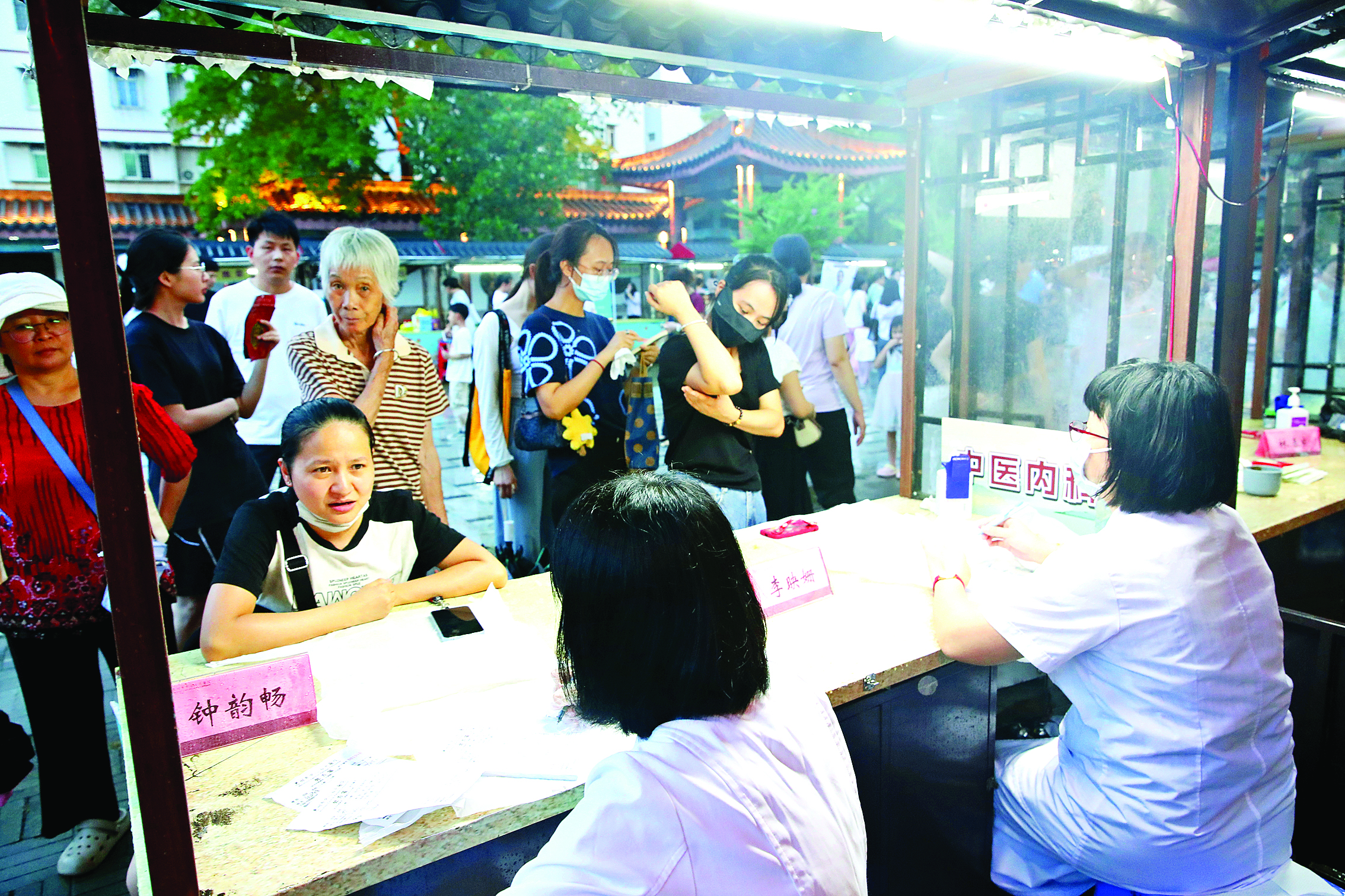     医生为市民提供义诊、健康咨询服务。惠州日报记者钟畅新 摄