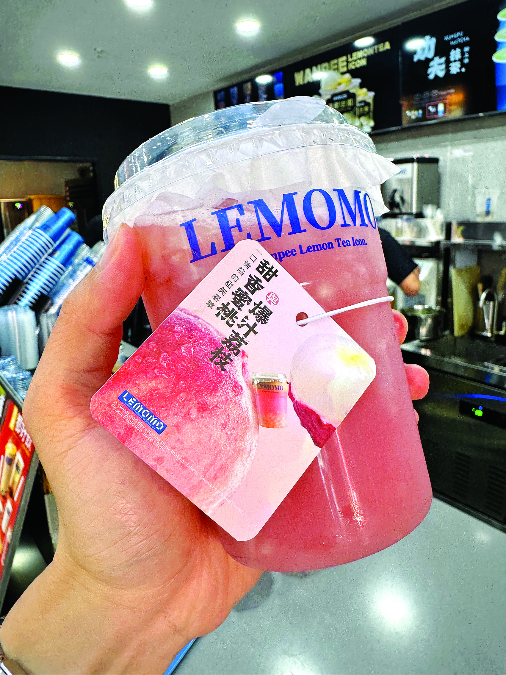     惠州本土品牌柠濛濛用惠州荔枝制作饮品。