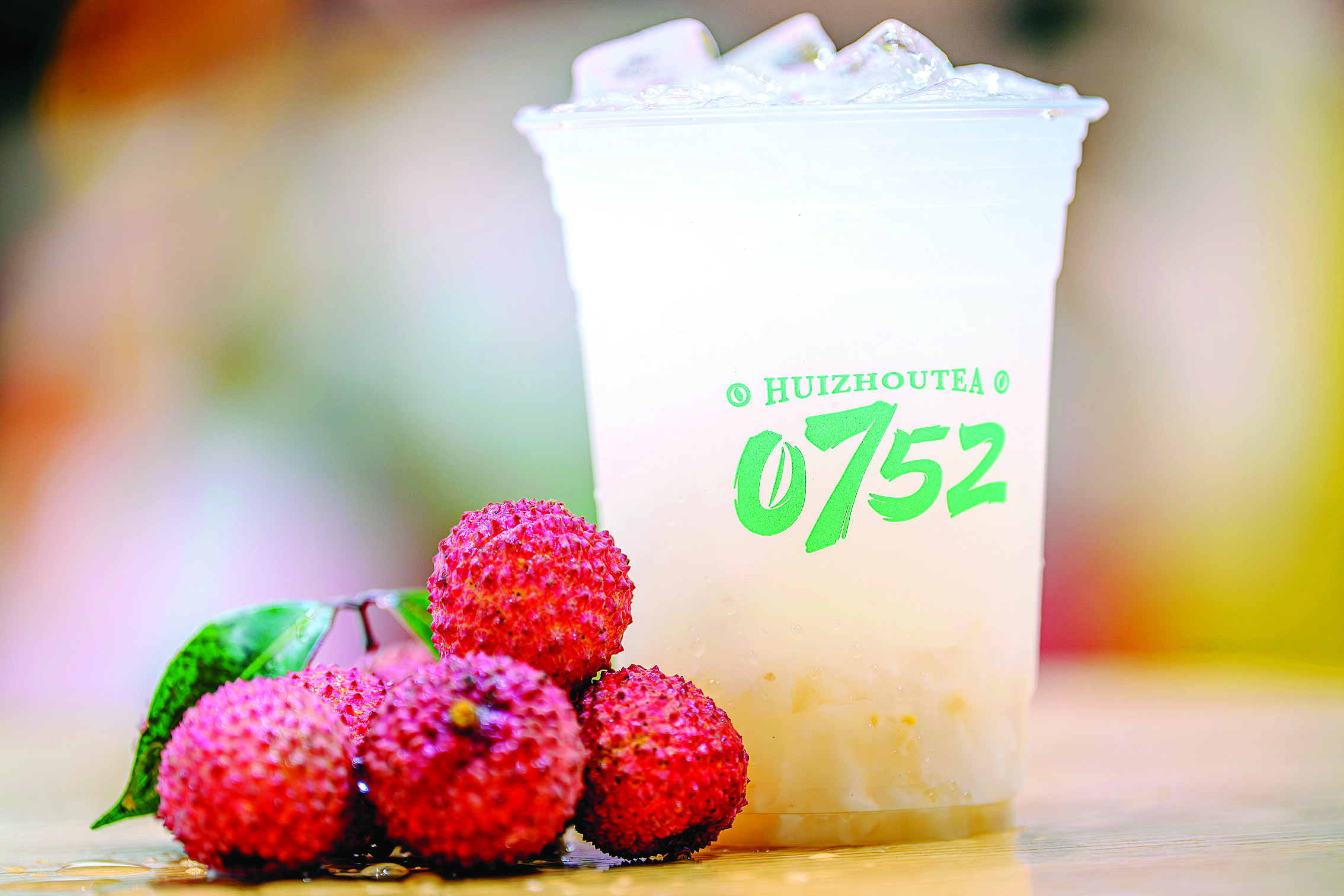     惠州知名茶饮品牌0752从果农处直采新鲜荔枝制作饮品。