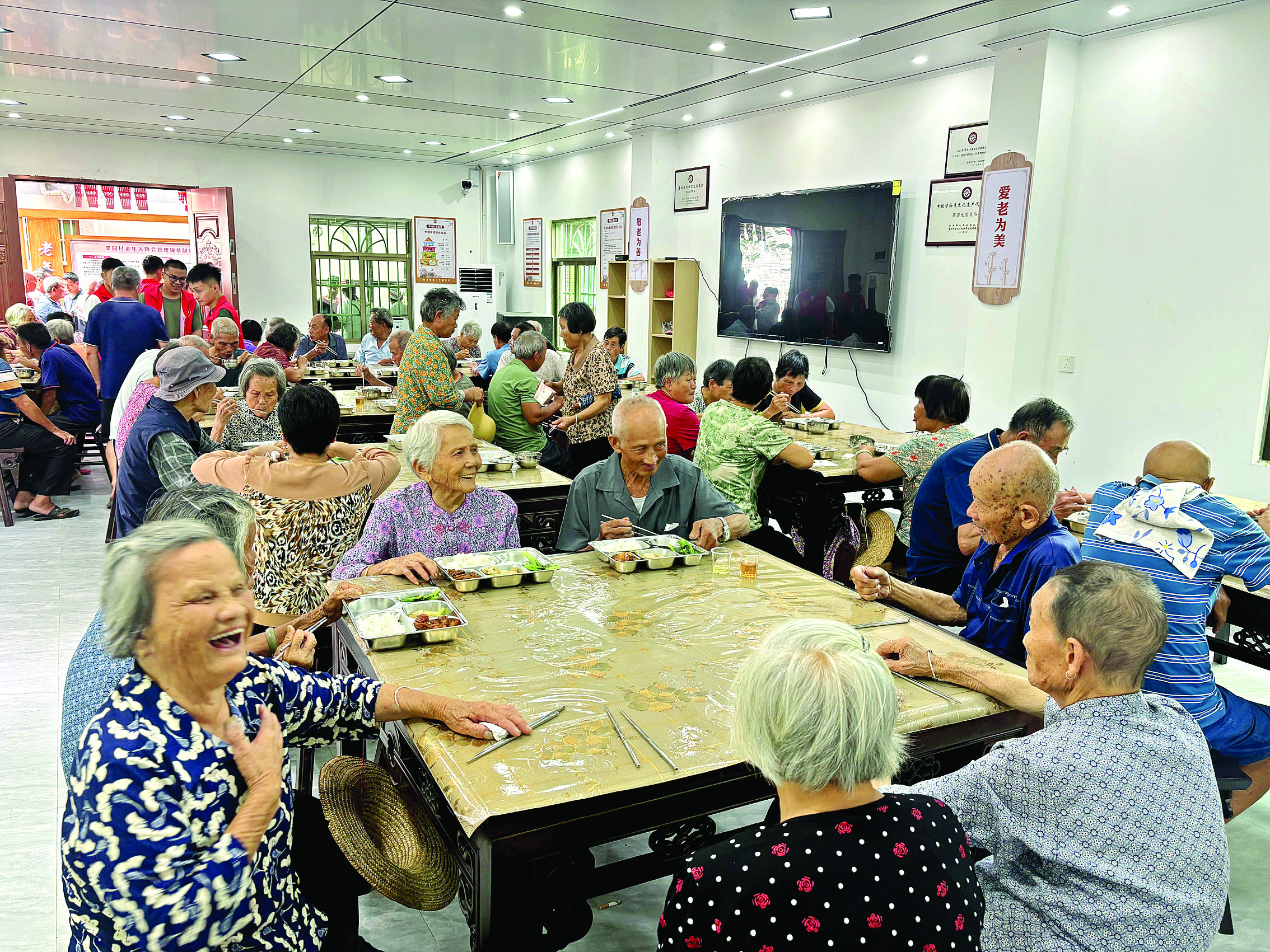     老人们在长者食堂用餐。
