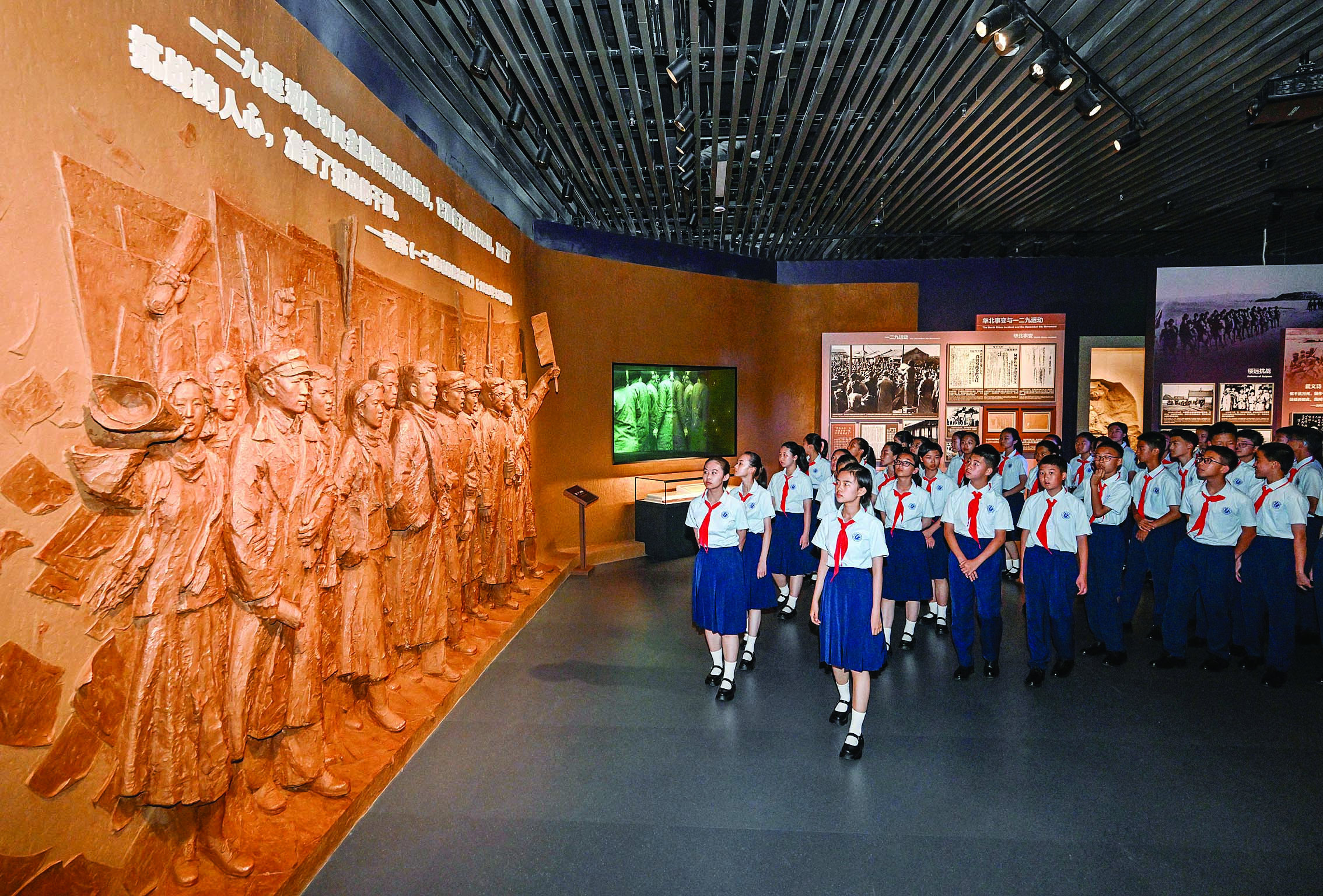     7月7日上午，纪念全民族抗战爆发88周年仪式暨《为了民族解放与世界和平》主题展览开幕式在中国人民抗日战争纪念馆举行。这是北京市第十二中学的少先队员参观主题展览。新华社发