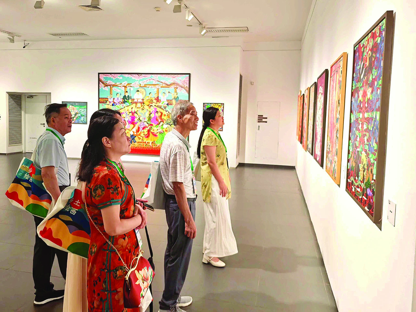     市民游客在上海中华艺术宫欣赏龙门农民画。    惠州日报记者黄宇翔 通讯员龙融心 摄