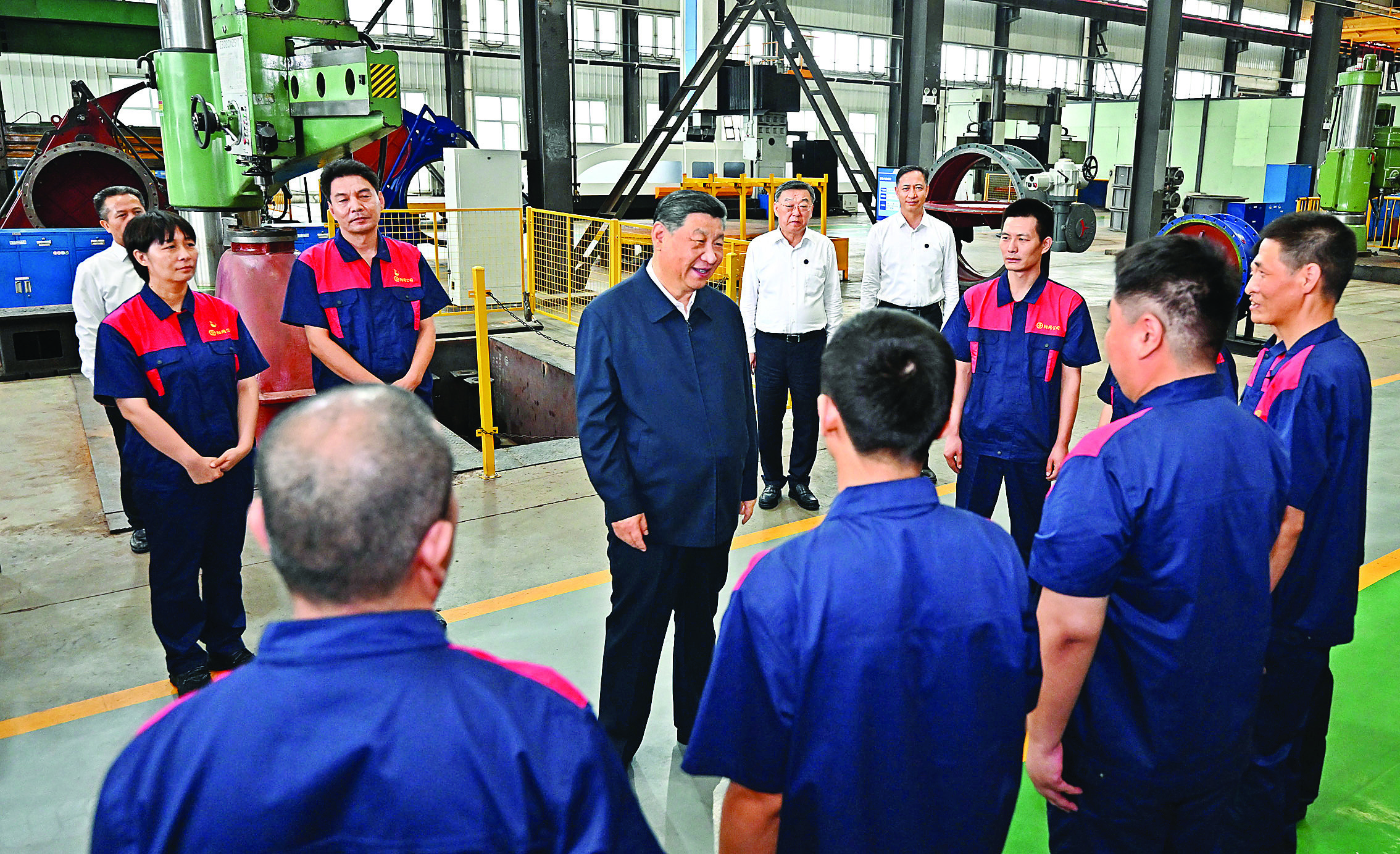     7月7日至8日，中共中央总书记、国家主席、中央军委主席习近平在山西考察。这是7日下午，习近平在阳泉阀门股份有限公司考察时，同企业员工亲切交流。新华社发