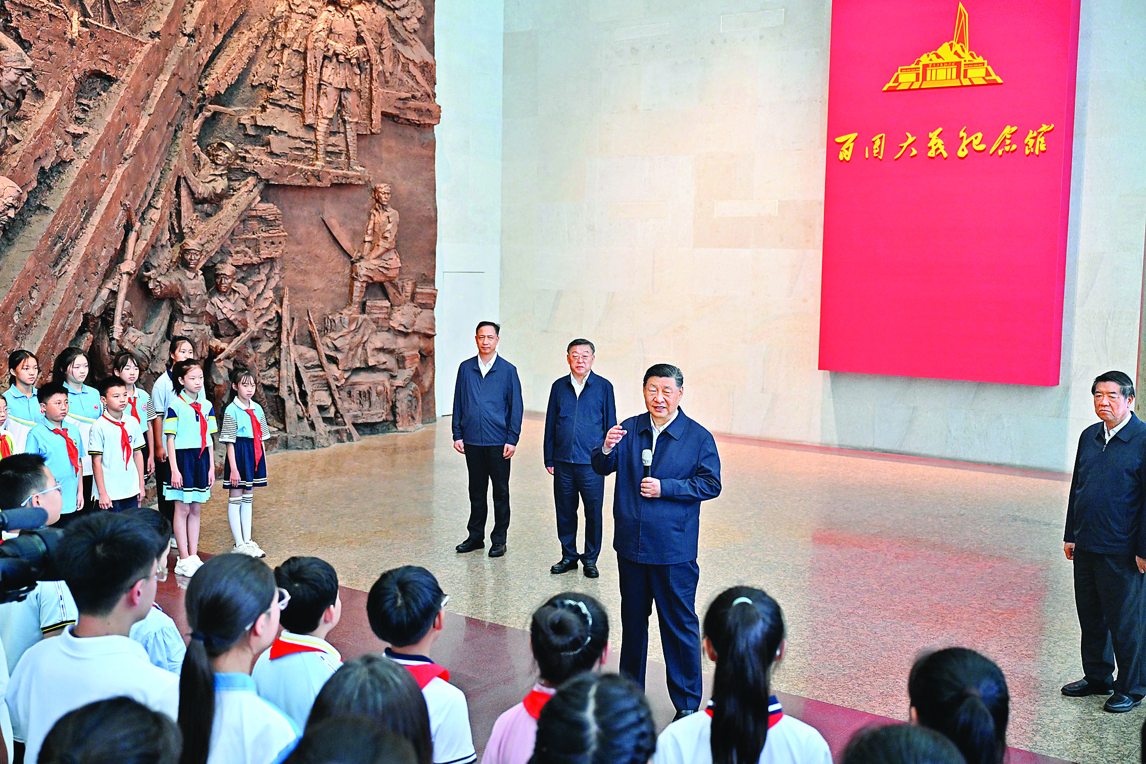     7月7日至8日，中共中央总书记、国家主席、中央军委主席习近平在山西考察。这是7日下午，习近平在位于阳泉市狮脑山的百团大战纪念馆考察时，同前来参观的青少年学生和纪念馆工作人员亲切交流。新华社发