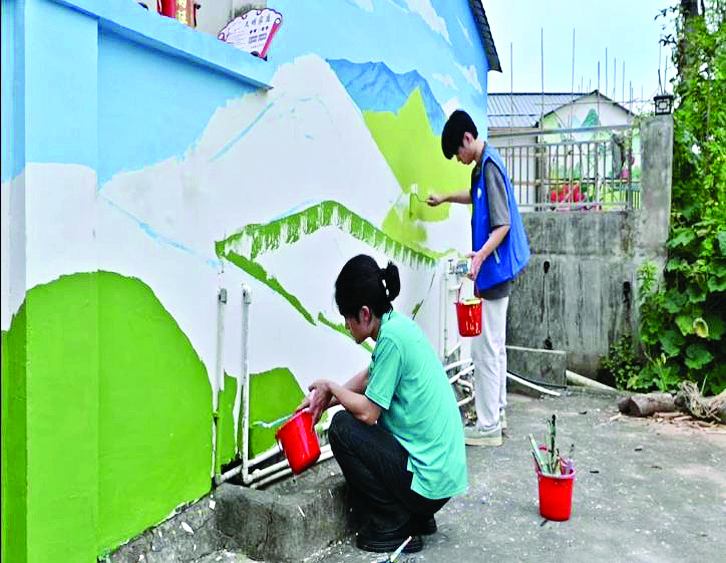     学生在艺术墙绘。惠州日报记者额洪鹊儿 摄