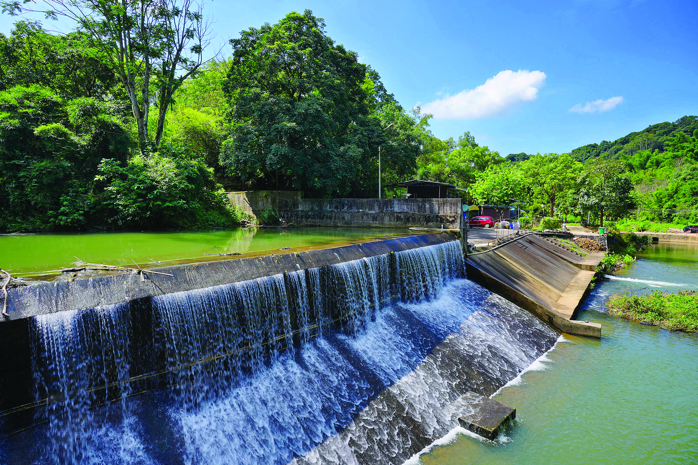 <p>    沿途风景优美。</p>