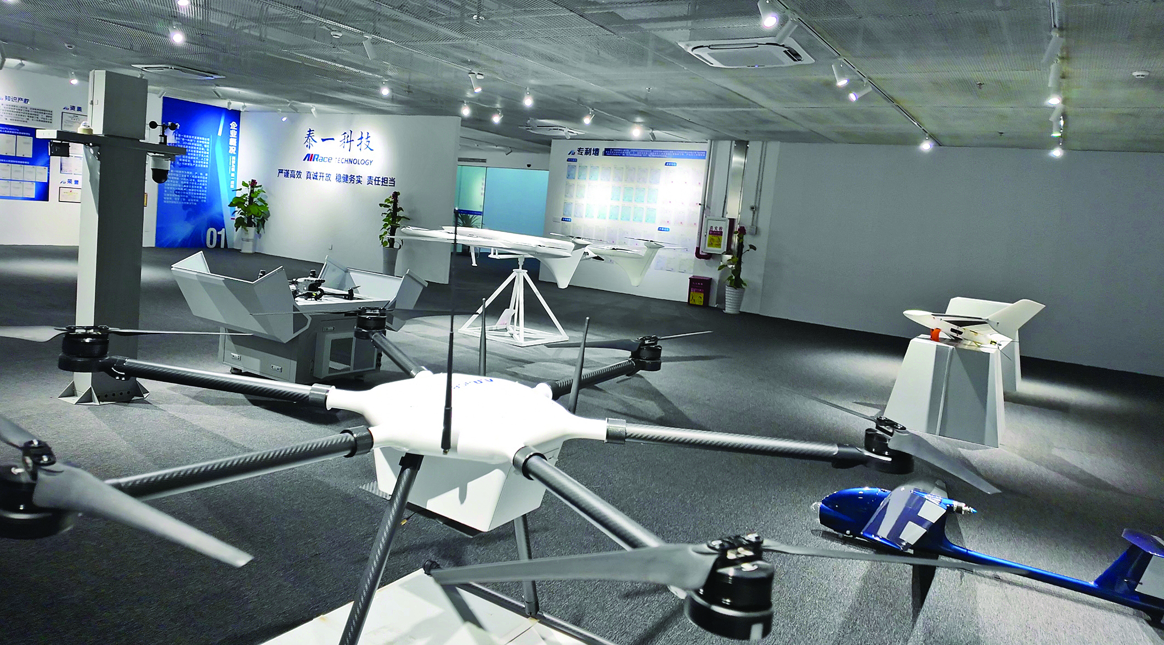     广东泰一高新技术发展有限公司展厅内的无人机。惠州东江图片社供图