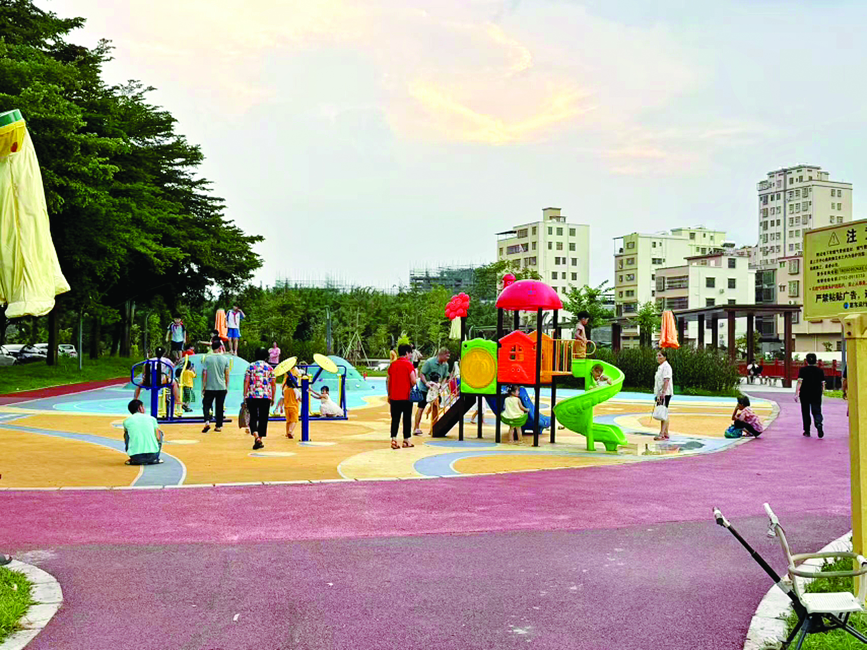     绿美生态小公园成为白花圩镇居民休闲娱乐好去处。