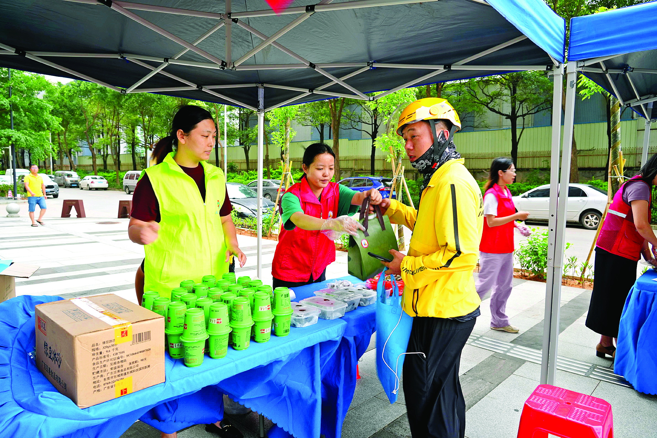     开展“致敬环卫工人 赞扬劳动之美”志愿服务。