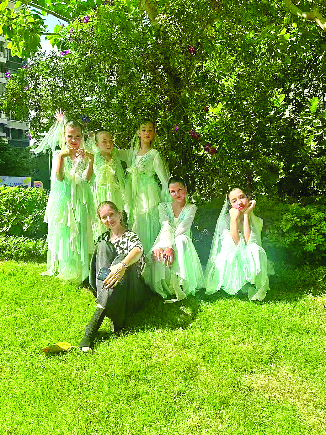     霍莉（前）在大亚湾开心生活。霍莉供图