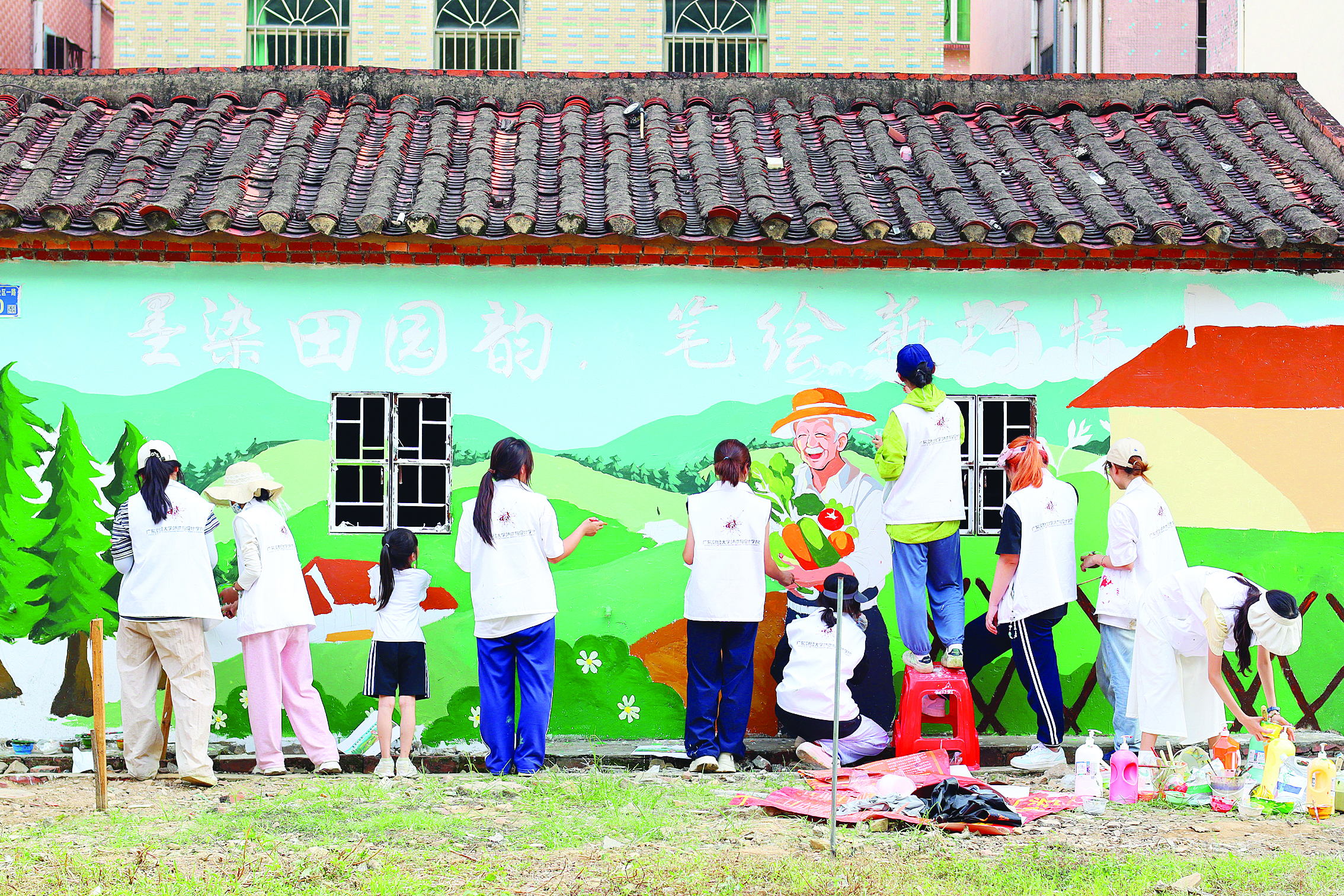     广东财经大学大学生刷新新圩镇村庄颜值。惠州日报记者黄尉宏 摄