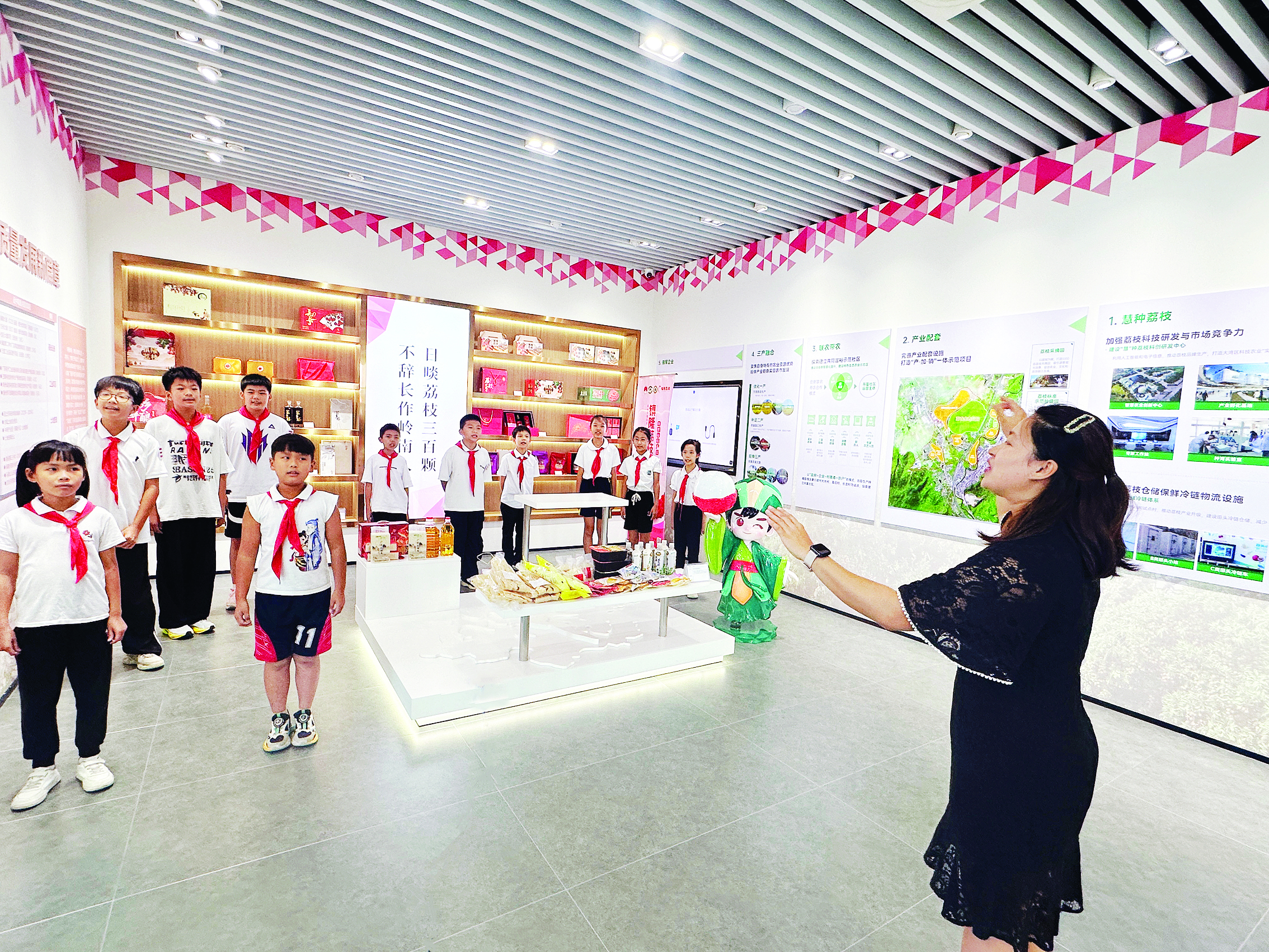     杨柳景带领学生在镇隆圩镇客厅唱响《荔枝谣·客家情》。 惠州日报记者李芳娟 摄