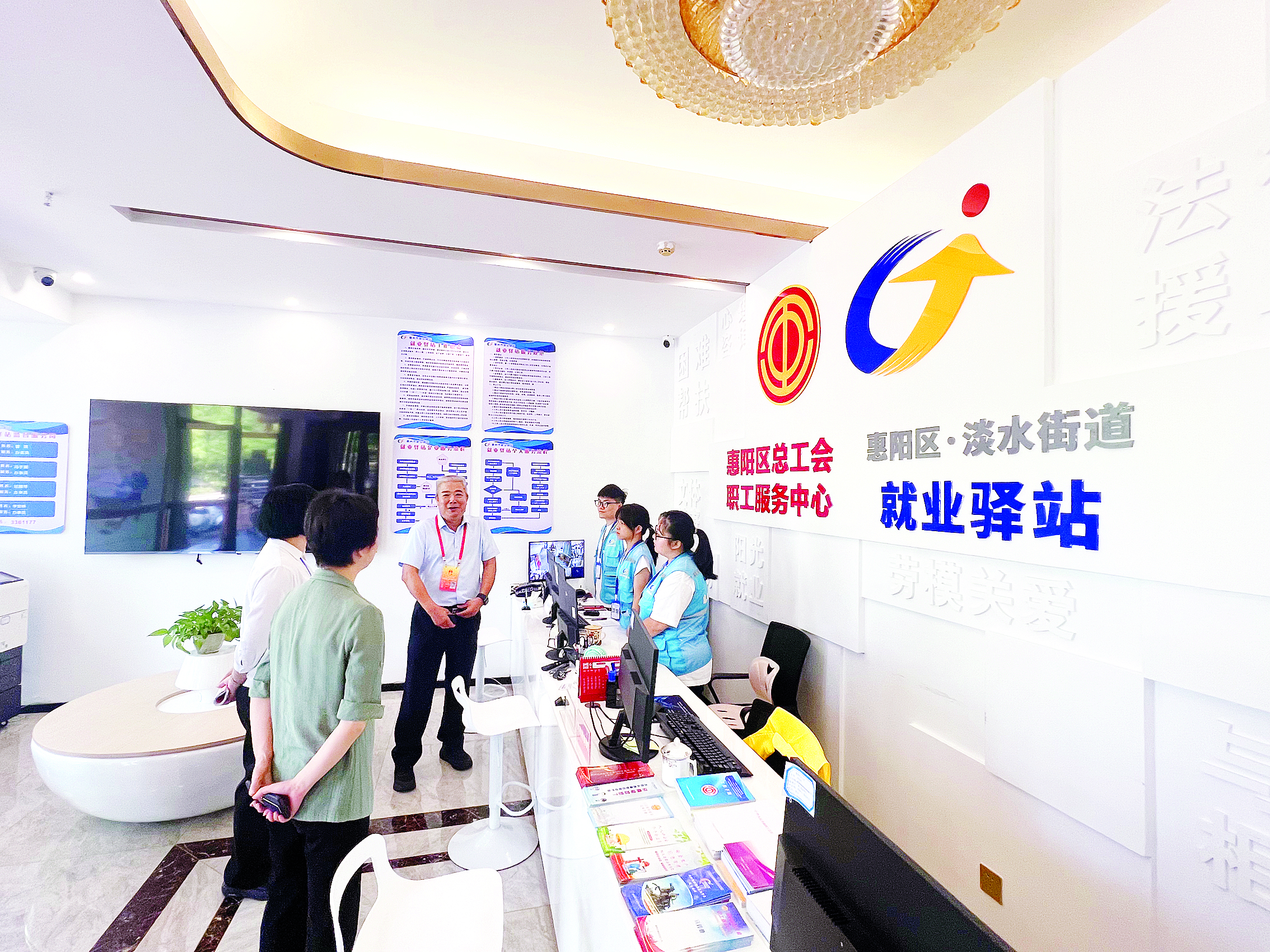     惠阳区人大常委会专题调研组在淡水就业驿站了解建设运营情况。惠州日报记者黄尉宏 摄