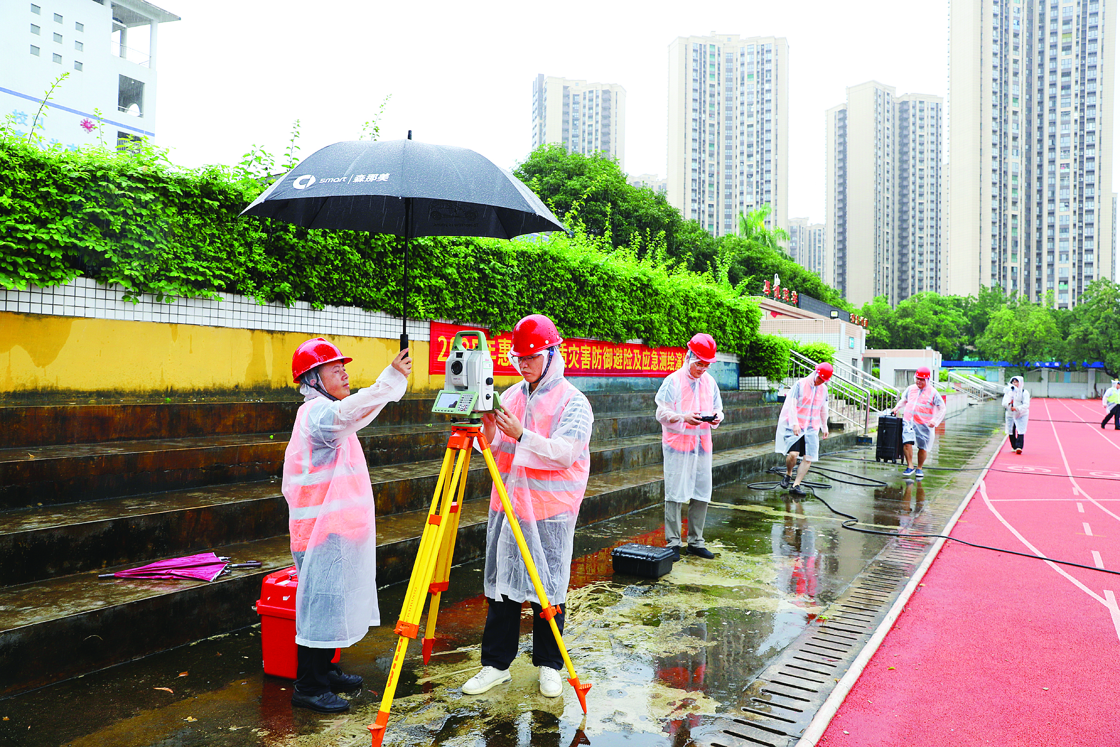     演练现场技术人员紧急进行地质测绘。惠州日报记者钟畅新 摄