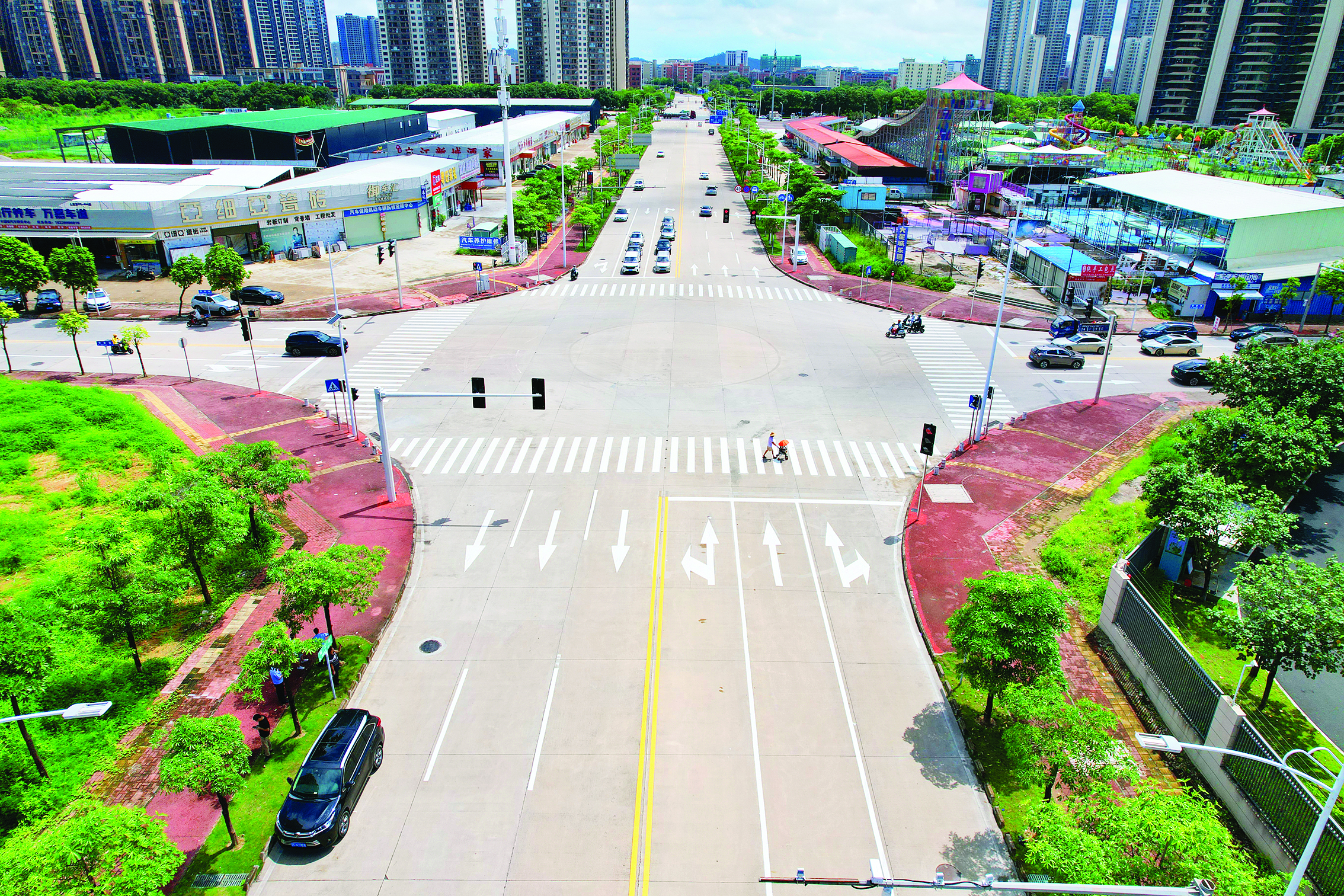     惠城区马安镇南二路与安盛路连接段安装了交通信号灯，交通秩序得到显著改善。