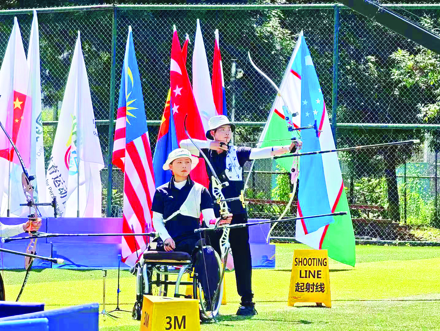     梁秋蓉（右）和队友高子涵在比赛中。图片由通讯员提供