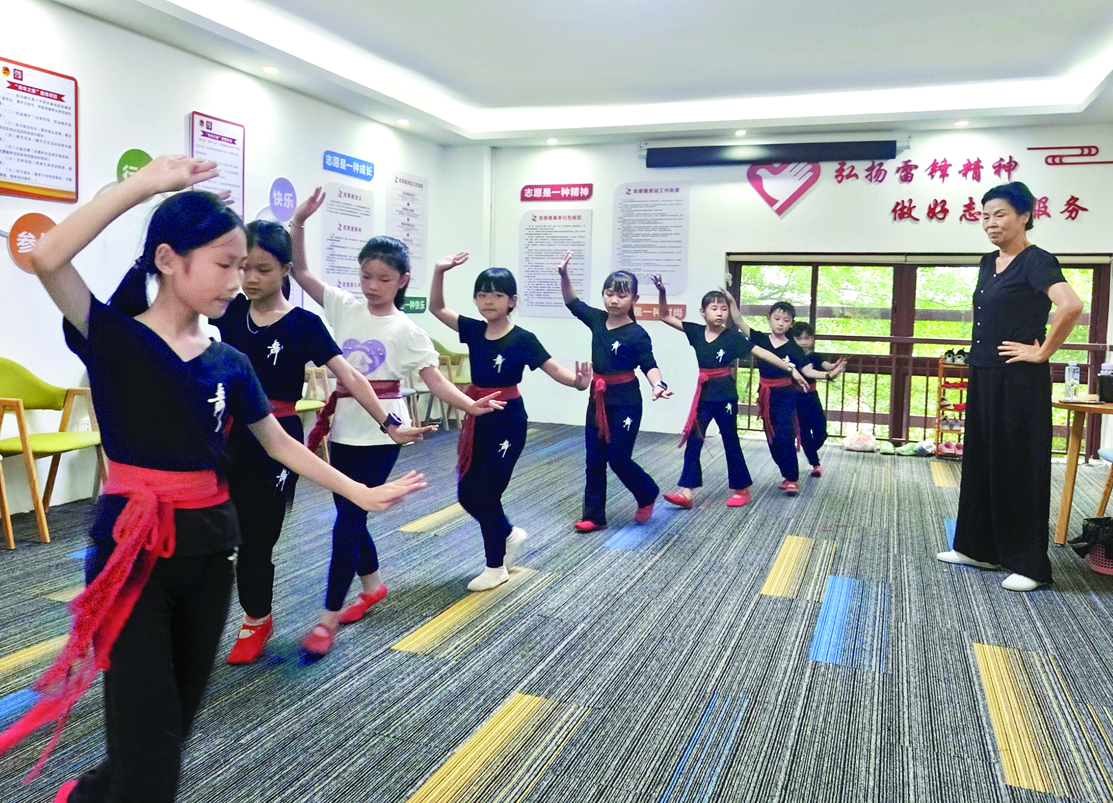     叶穗娟指导孩子们练习戏曲。