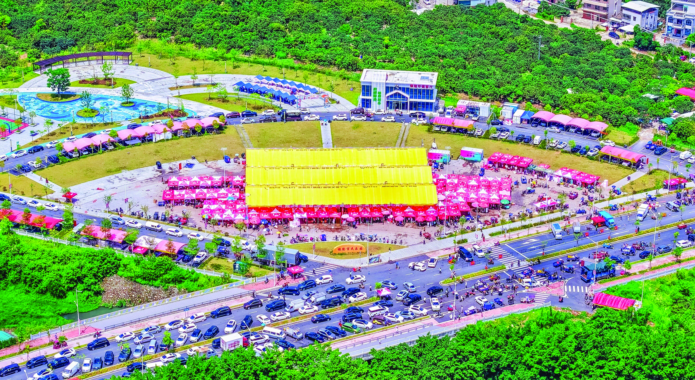     RCEP广东惠州（镇隆）荔枝交易中心与镇隆圩镇客厅相邻，实现楼上直播接单楼下包装“鲜”运全国。镇隆镇政府供图