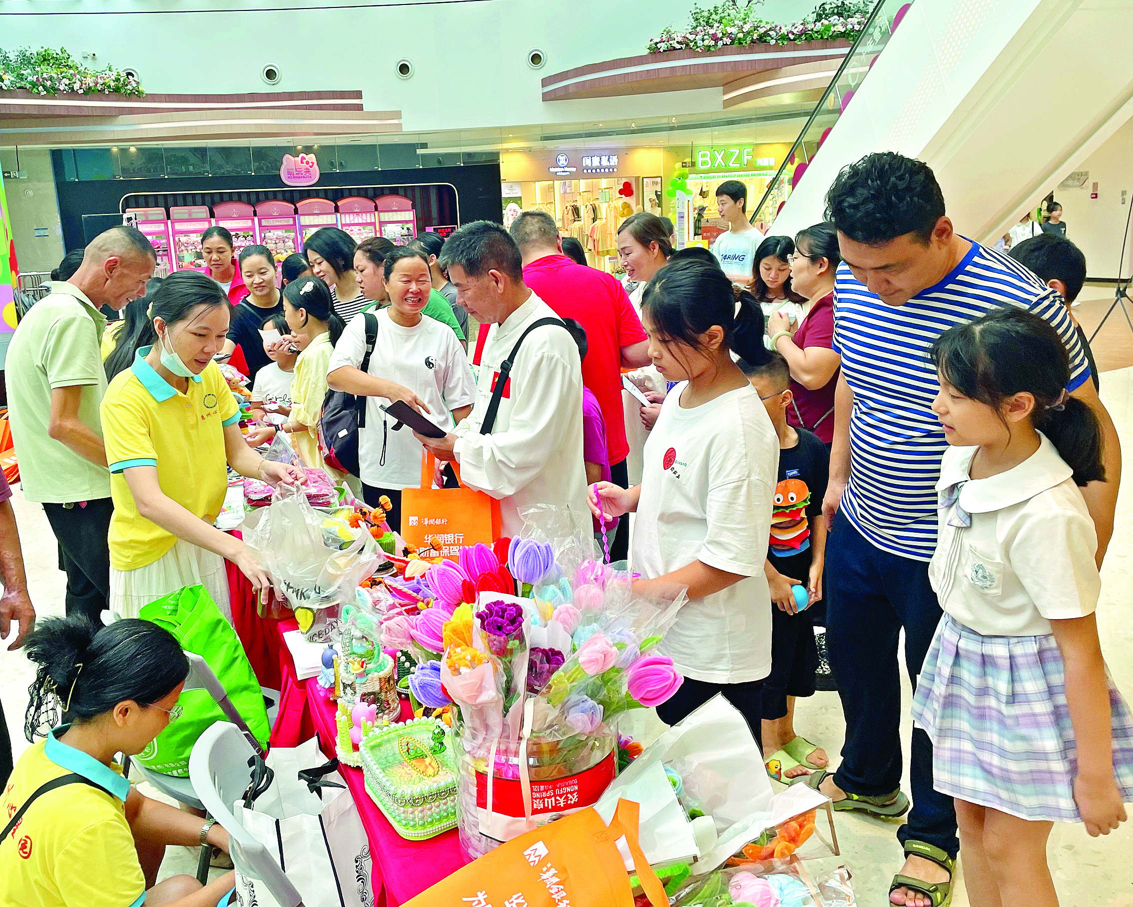     公益市集热闹非凡。惠州日报记者刘乙端 通讯员杜淑婷 刘艺 摄