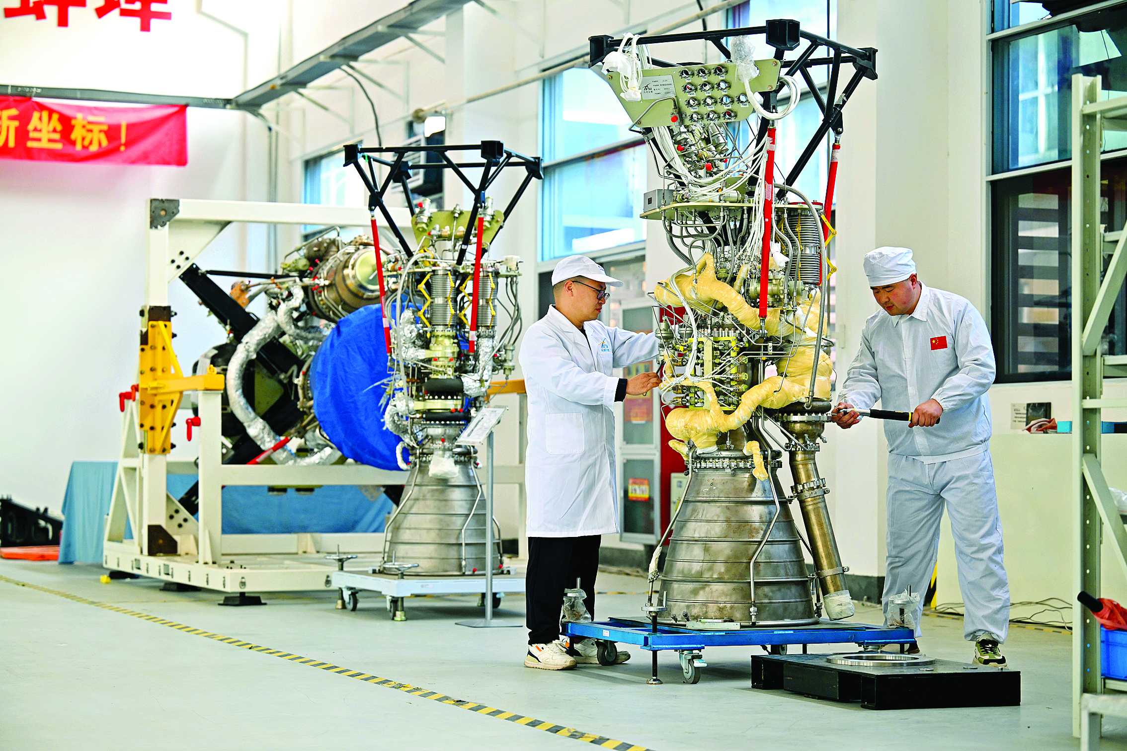     在位于安徽省蚌埠市的安徽九州云箭航天技术有限公司，技术人员对即将交付的液体火箭发动机进行检查。