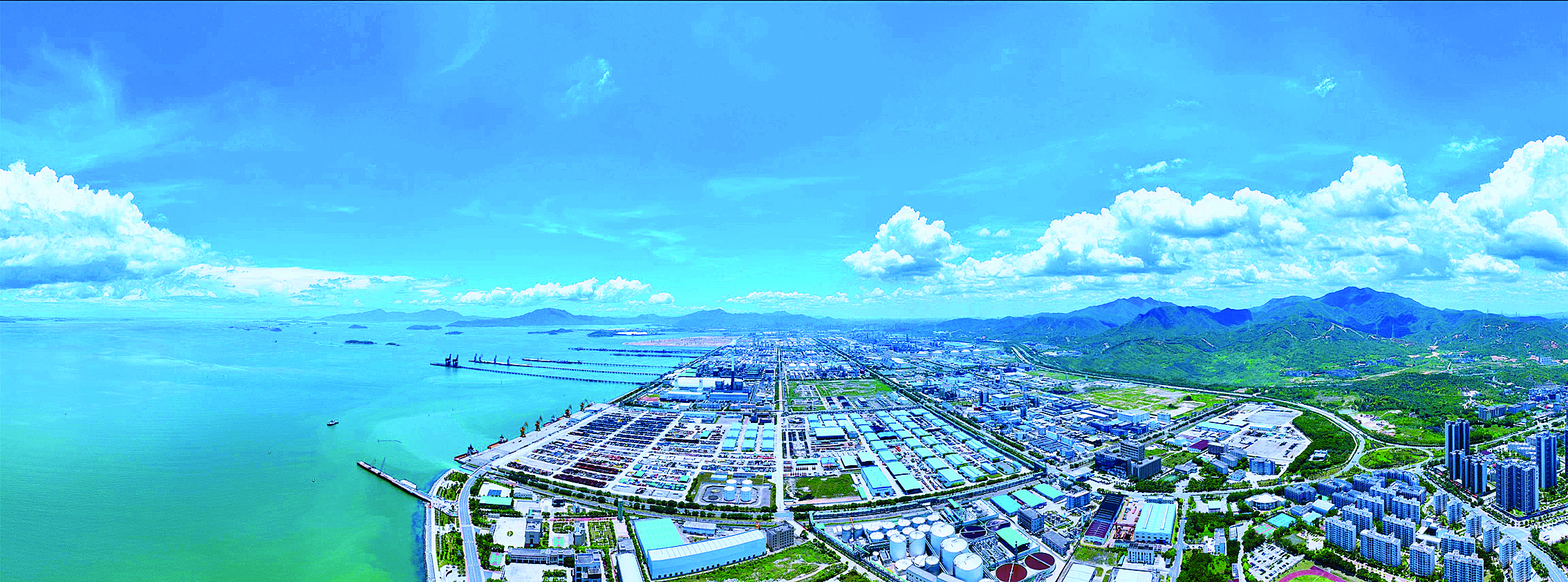     惠州港荃湾港区与大亚湾石化区紧密相连。    惠州日报记者谢伟鑫 摄