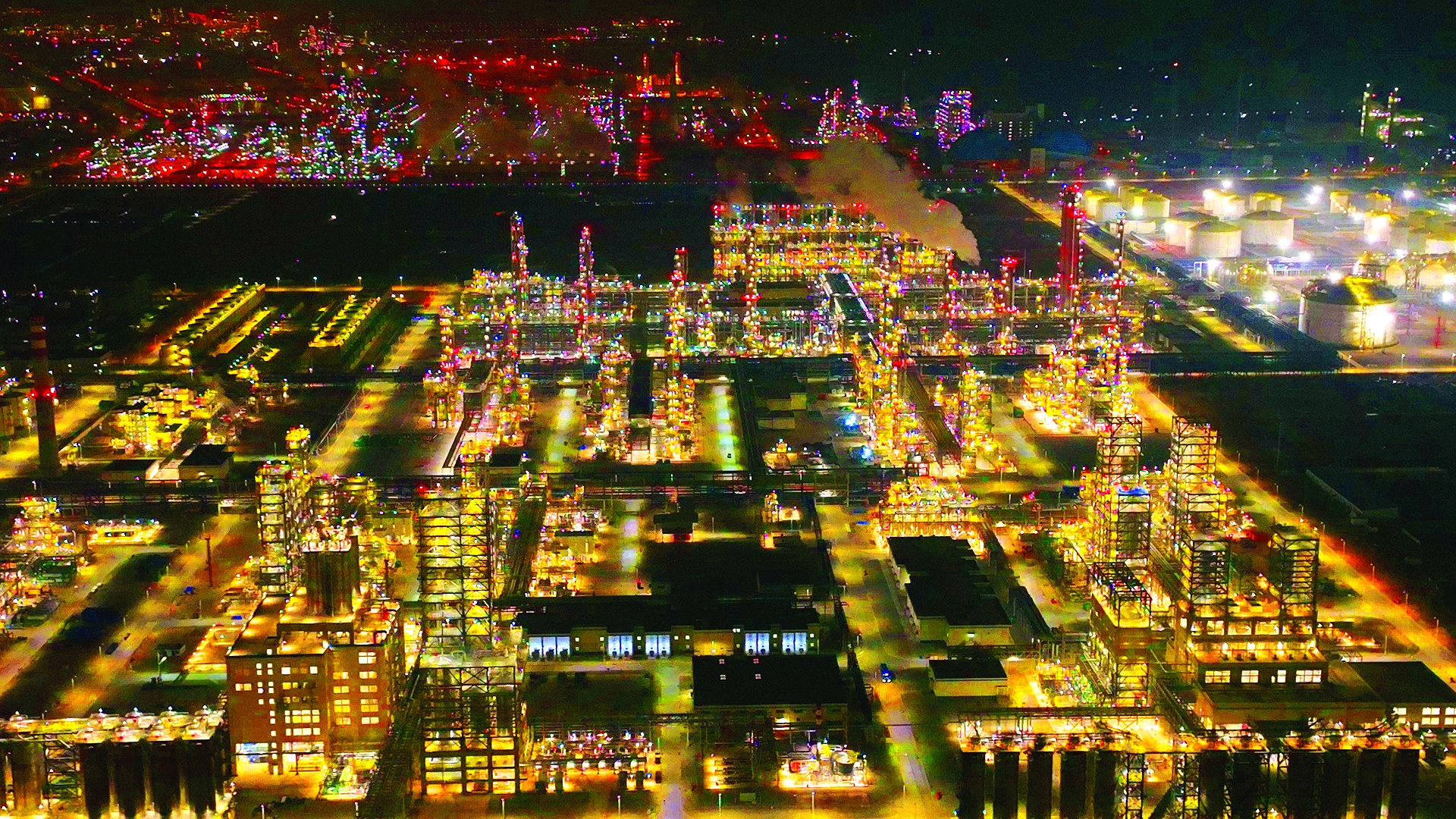     埃克森美孚惠州乙烯项目厂区夜景。本版图片由大亚湾新闻中心提供