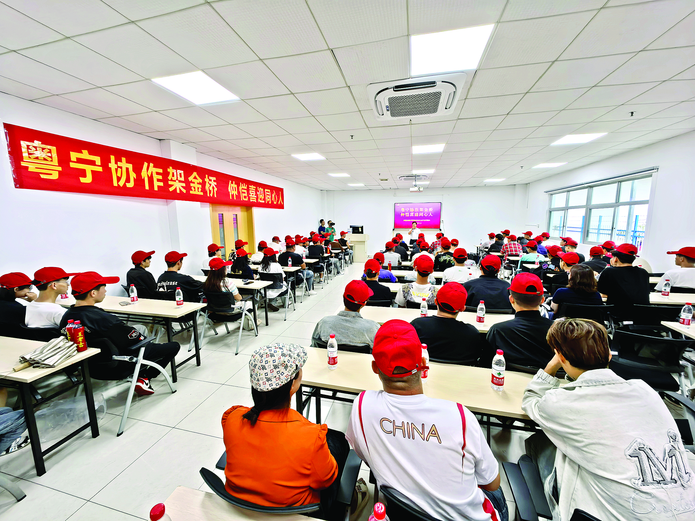     为宁夏务工人员举行欢迎仪式。惠州日报记者钟玮 摄