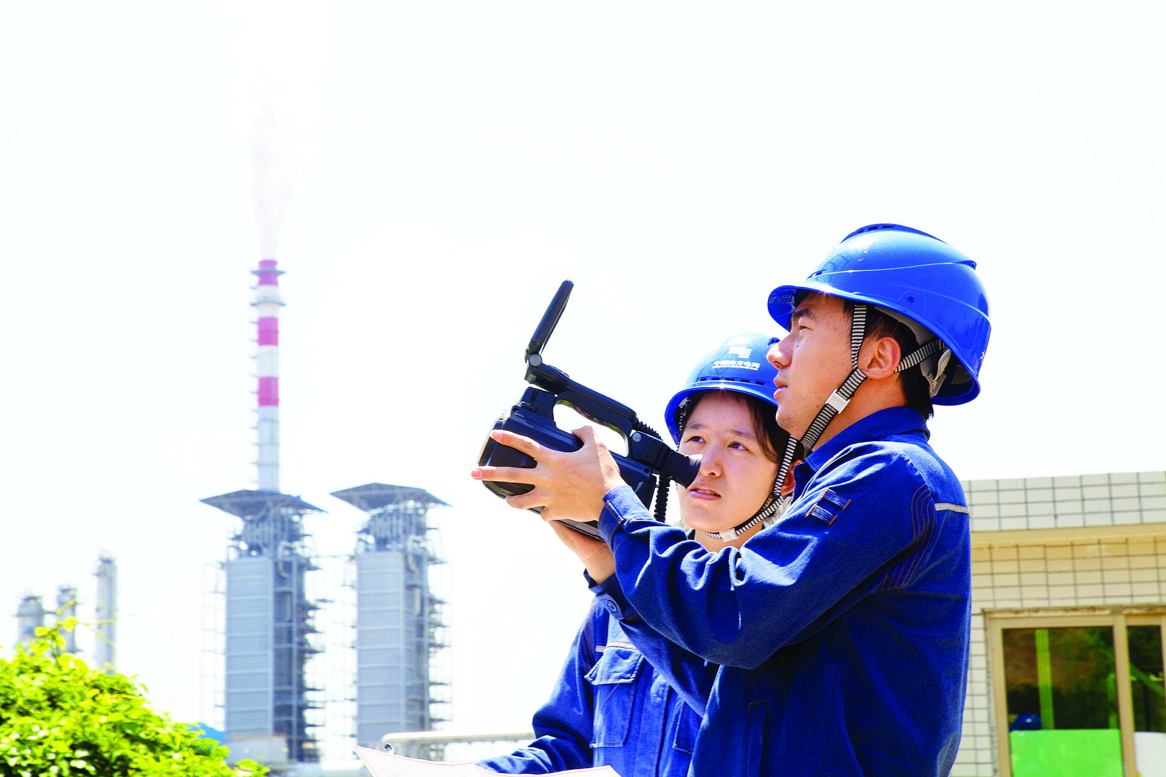     惠州供电局组建由业务骨干组成的专项服务团队，为埃克森美孚惠州乙烯项目量身定制最优供电方案。    图片由惠州供电局提供