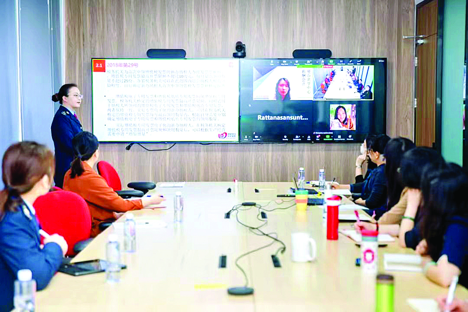     大亚湾区税务局辅导埃克森美孚涉税业务人员。