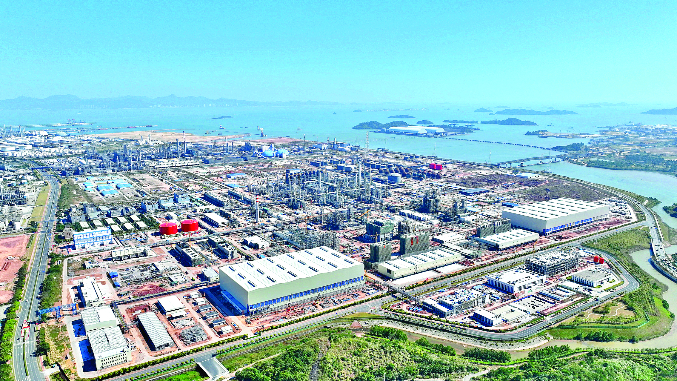     7月15日，埃克森美孚惠州乙烯项目在大亚湾石化区投产。 图片由埃克森美孚（惠州）化工有限公司提供