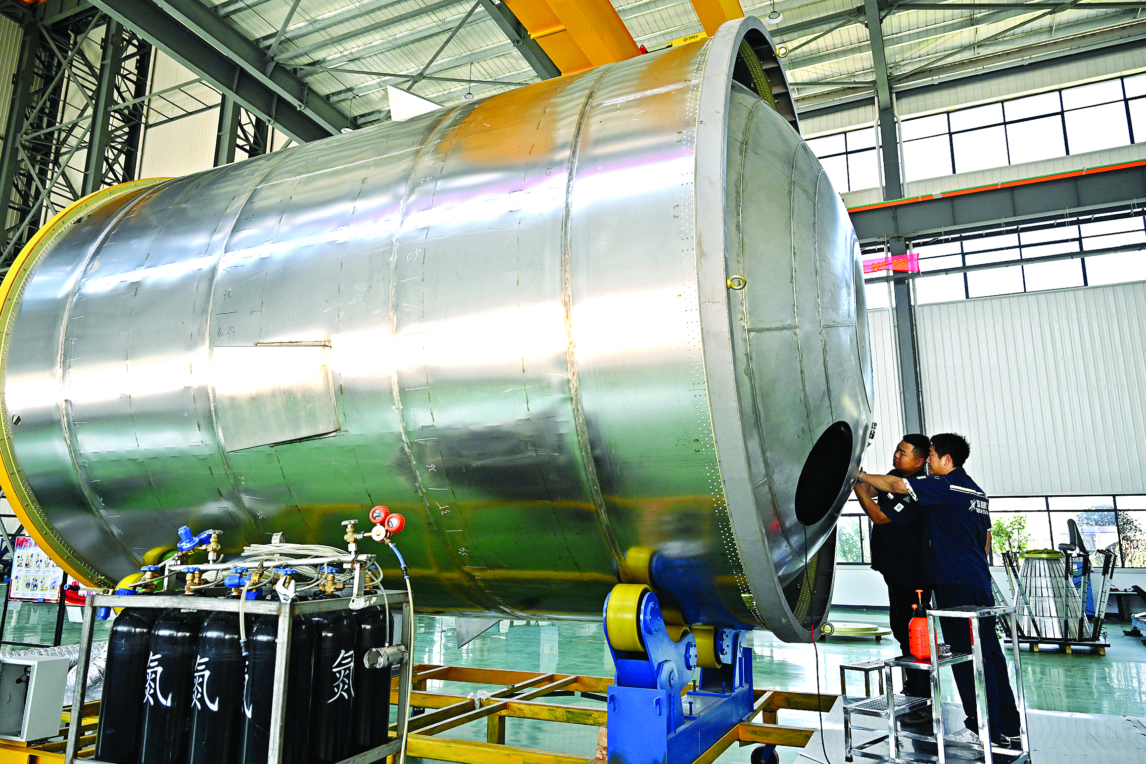     在位于安徽省蚌埠市的深蓝太空航天科技（蚌埠）有限公司，工作人员在对火箭燃料贮箱进行焊接点标注。本组图片 新华社发