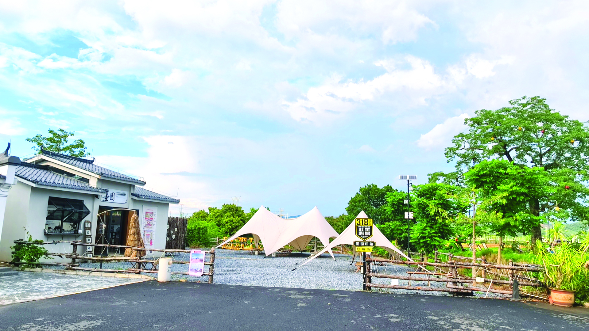     横沥镇墨园村结合村容村貌，将地埋式污水处理设施改造成乡村咖啡角，助力墨园村成为远近闻名的“网红村”。