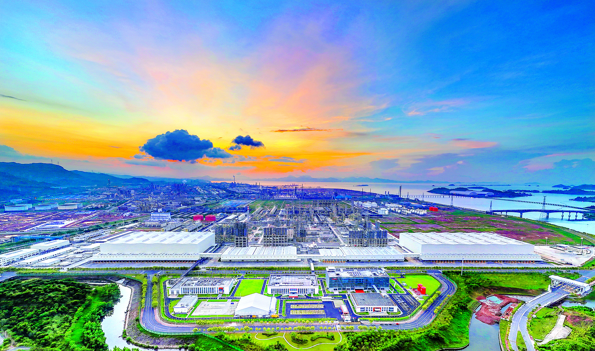     7月15日，埃克森美孚惠州乙烯项目在大亚湾石化区投产。惠州日报记者王建桥 摄