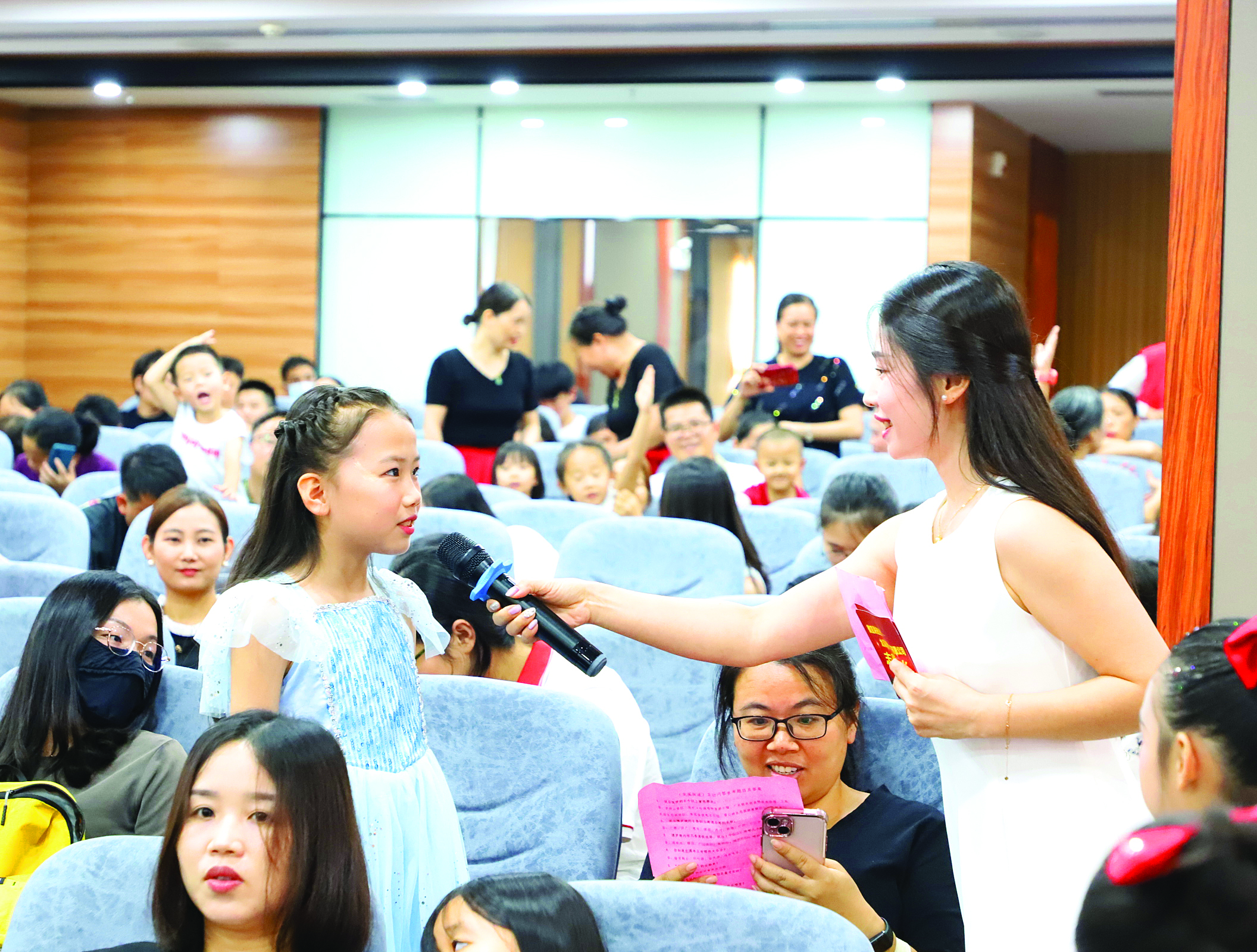     主持人和孩子互动。惠州日报记者卢泓宇 通讯员龙溪宣 摄