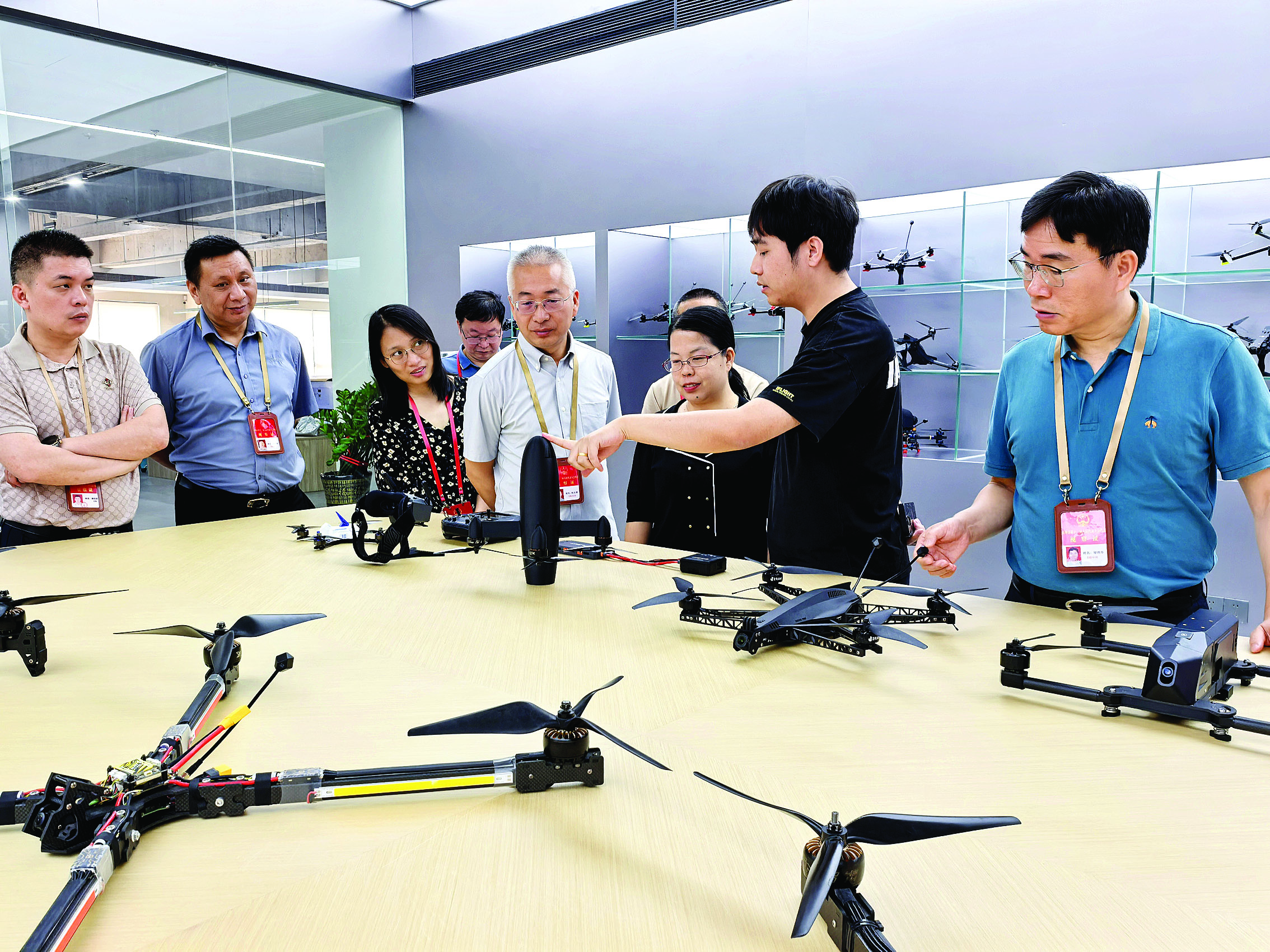     惠州市翼飞智能科技有限公司的无人机产品吸引了代表们关注。    惠州日报记者钟玮 摄