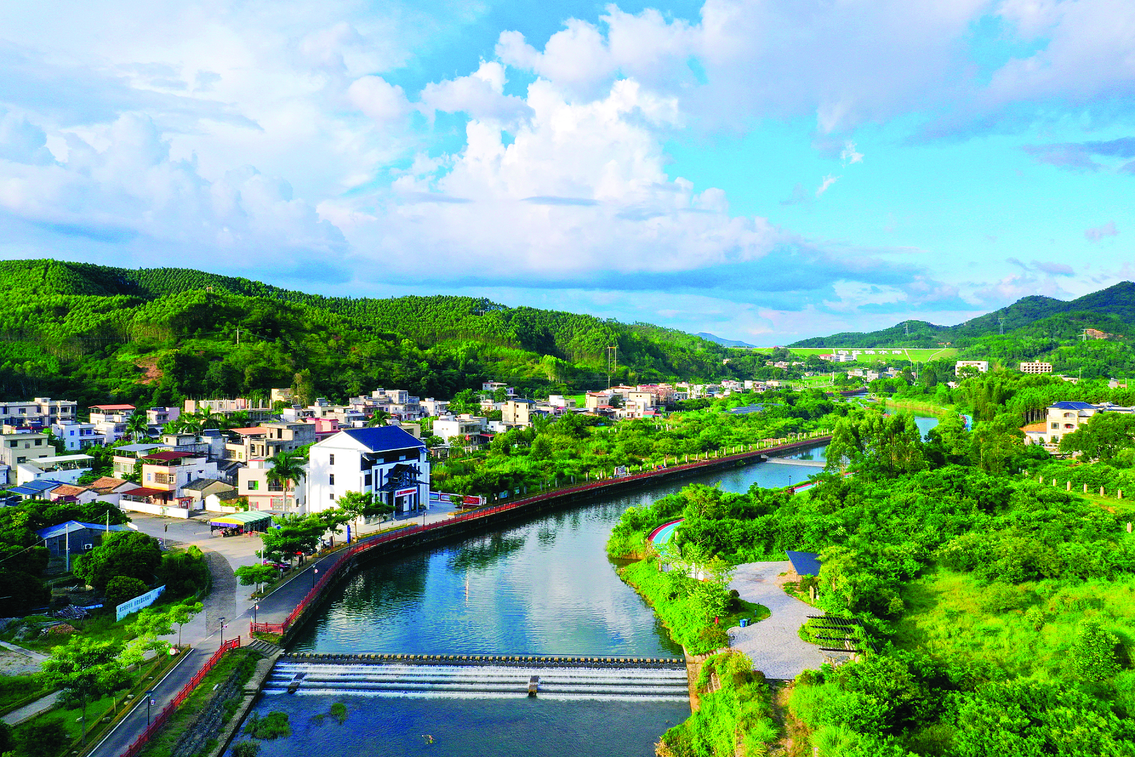     横江村远处青山耸立，风景秀丽。