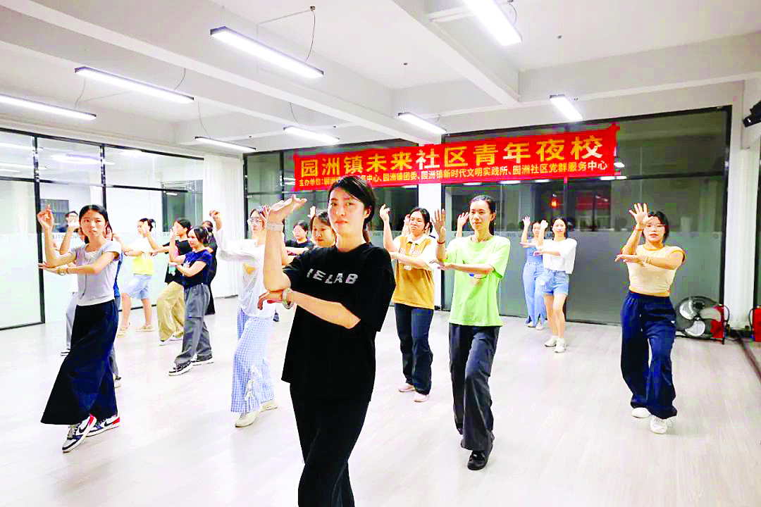     学员们在夜校学习舞蹈。图片由园洲镇提供