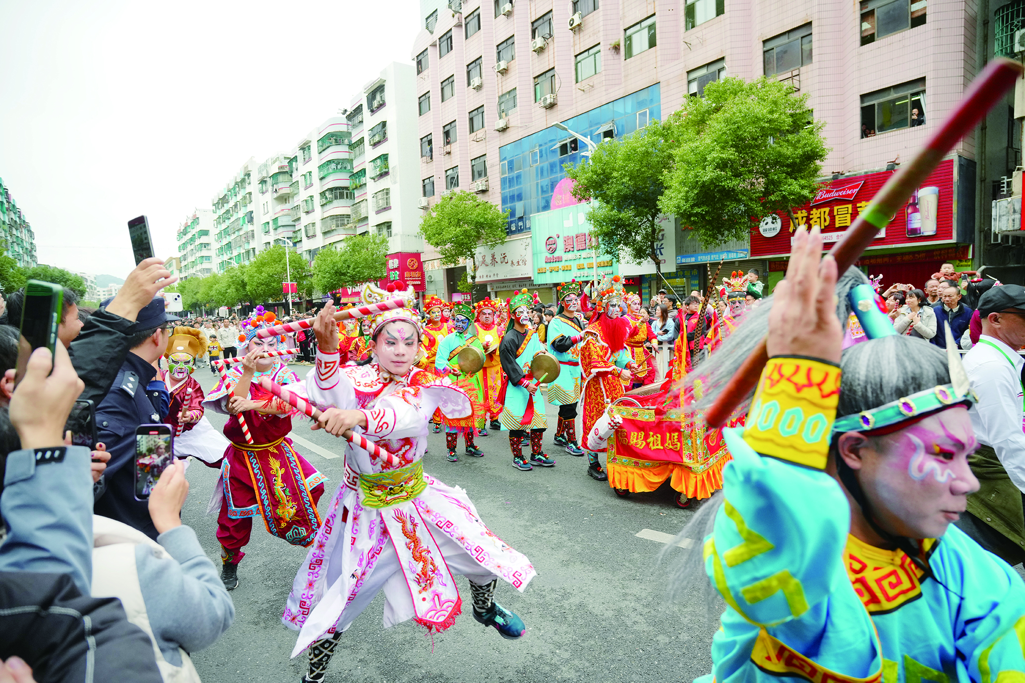     欣赏英歌舞，体验潮汕文化魅力。
