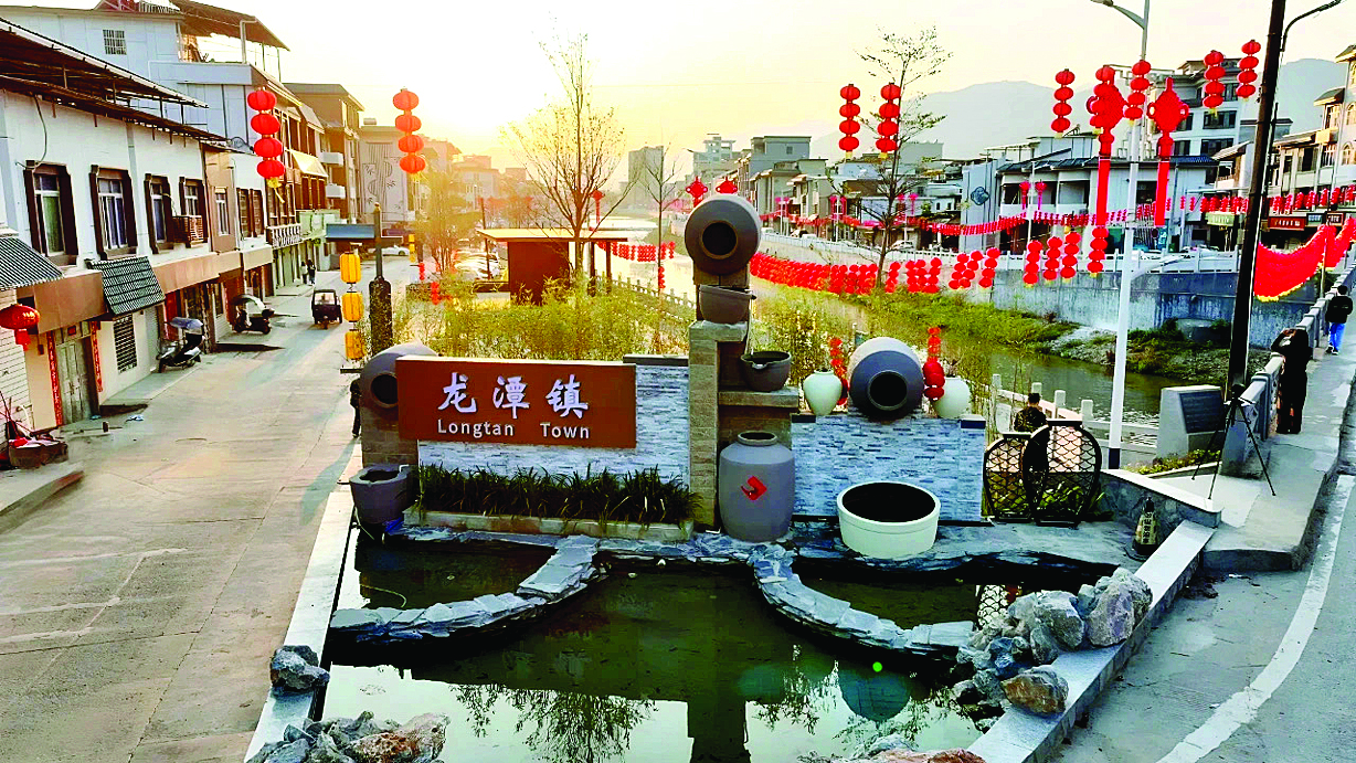     龙潭镇圩街面貌焕然一新。