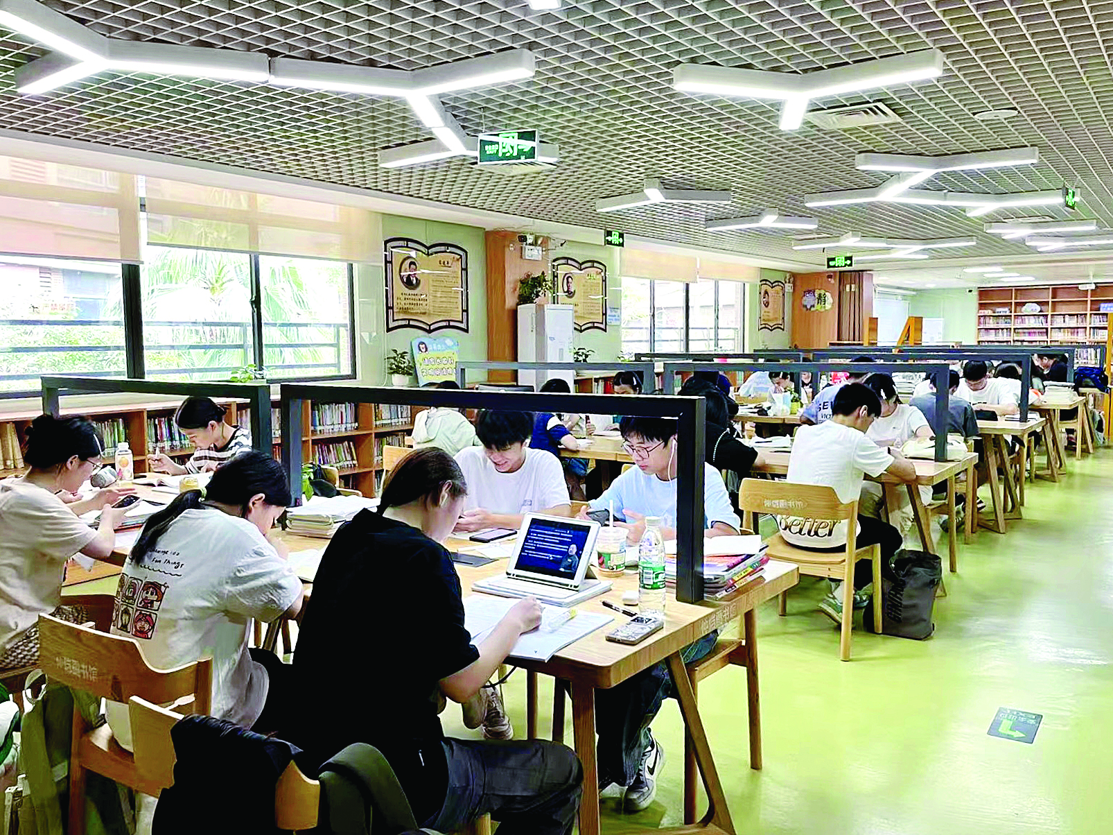     图书馆内青少年在认真看书学习。