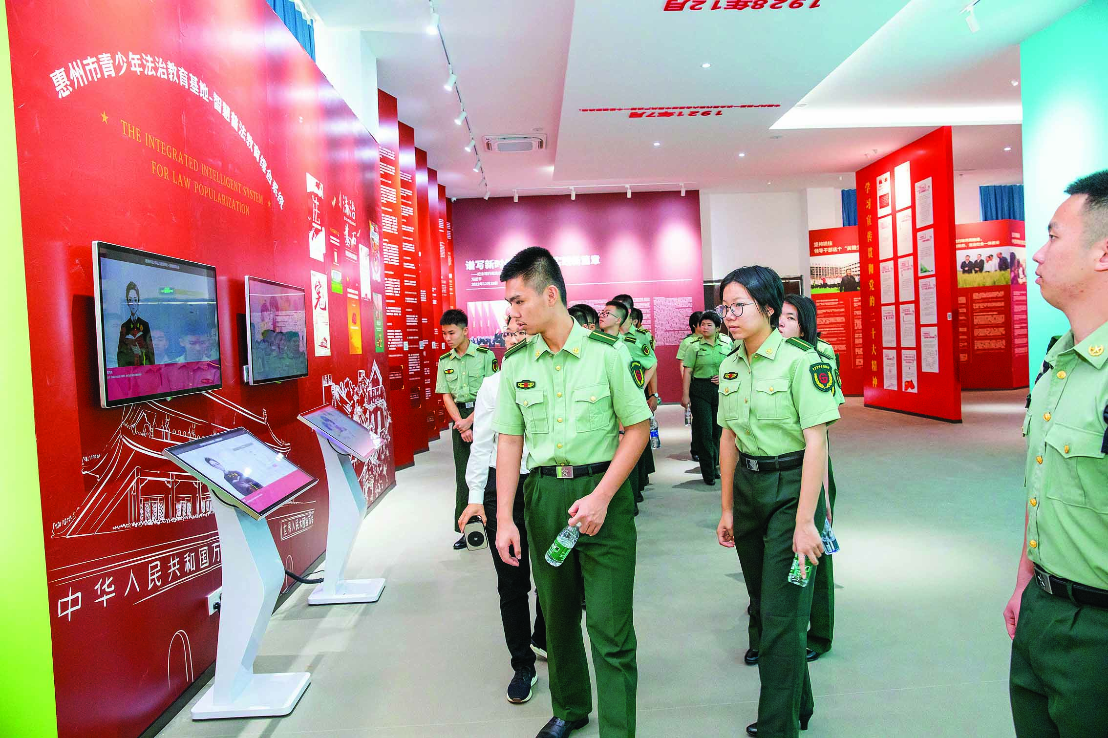     市华罗庚中学国防班学生代表参观惠州市青少年法治教育基地。惠州东江图片社供图